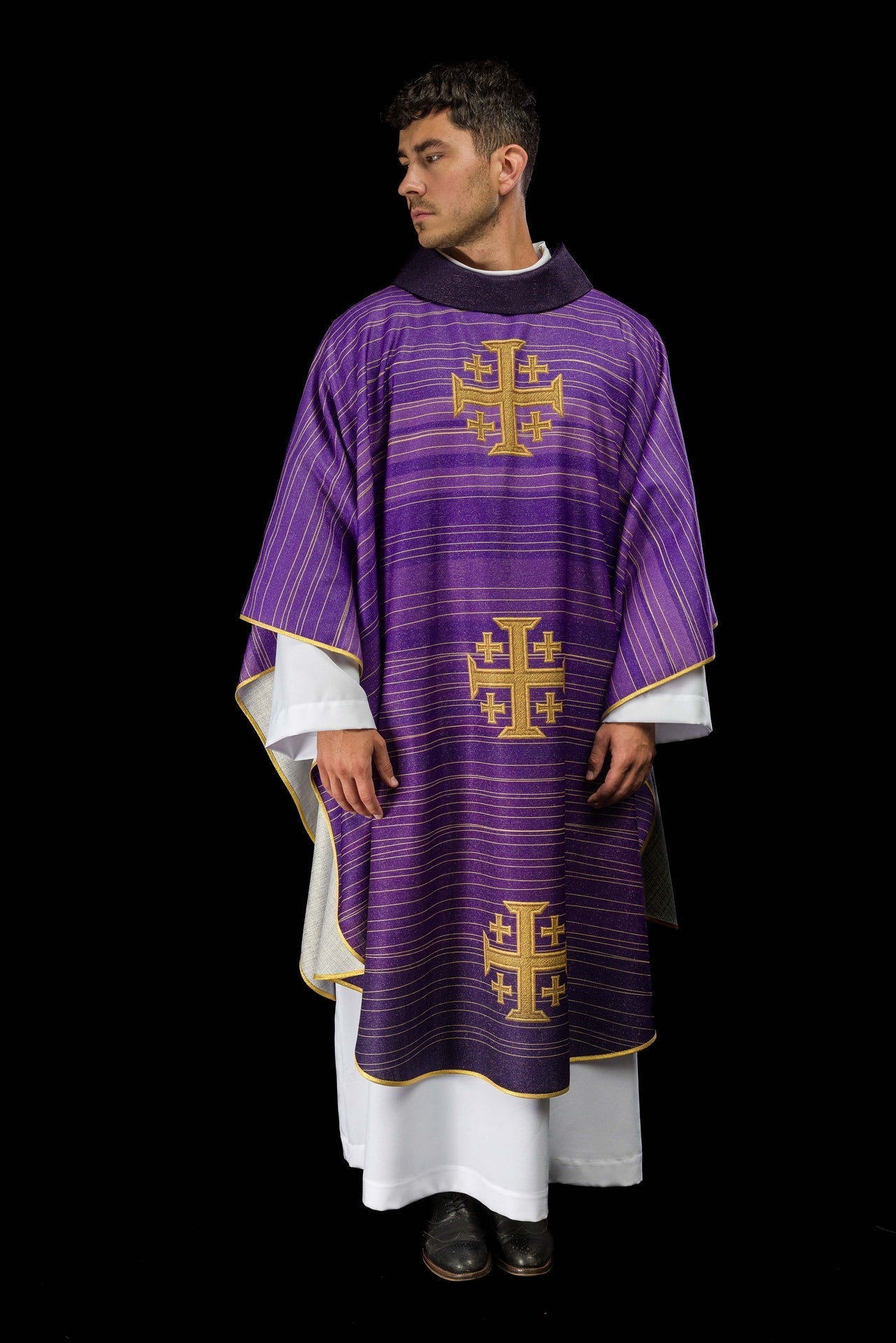 Casulla estampada con la Cruz de Jerusalén – violeta