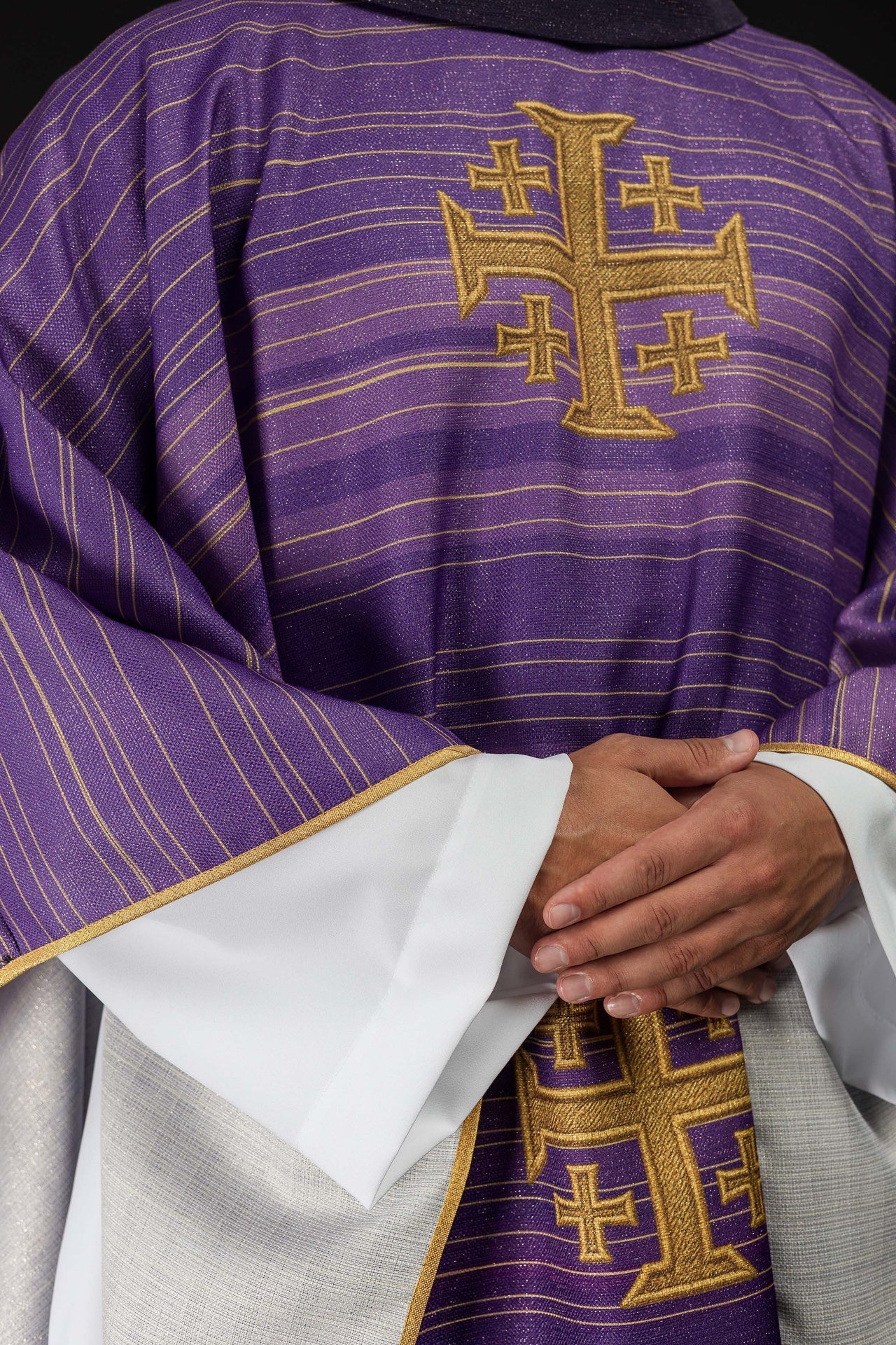 Casulla estampada con la Cruz de Jerusalén – violeta