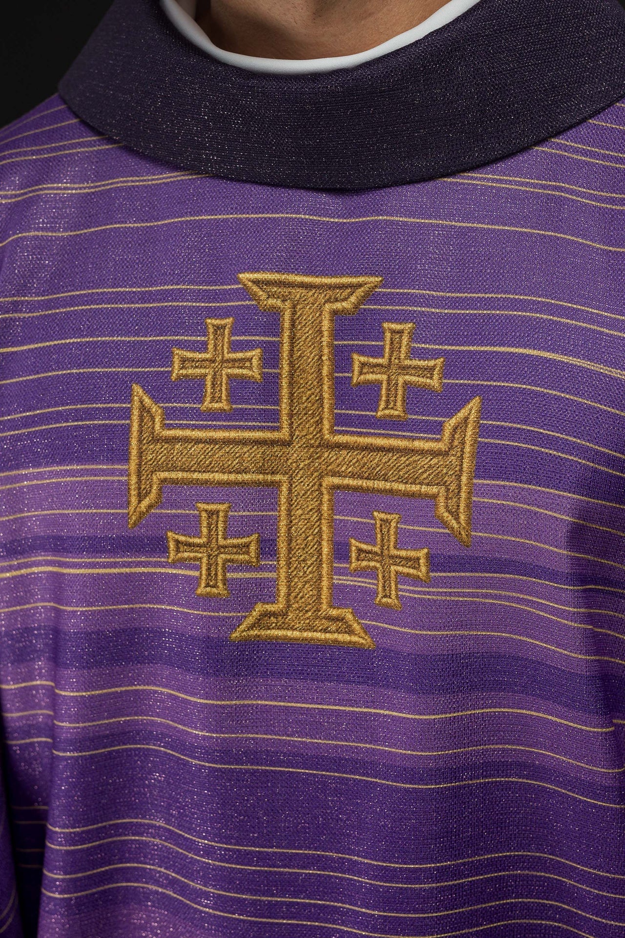 Casulla estampada con la Cruz de Jerusalén – violeta