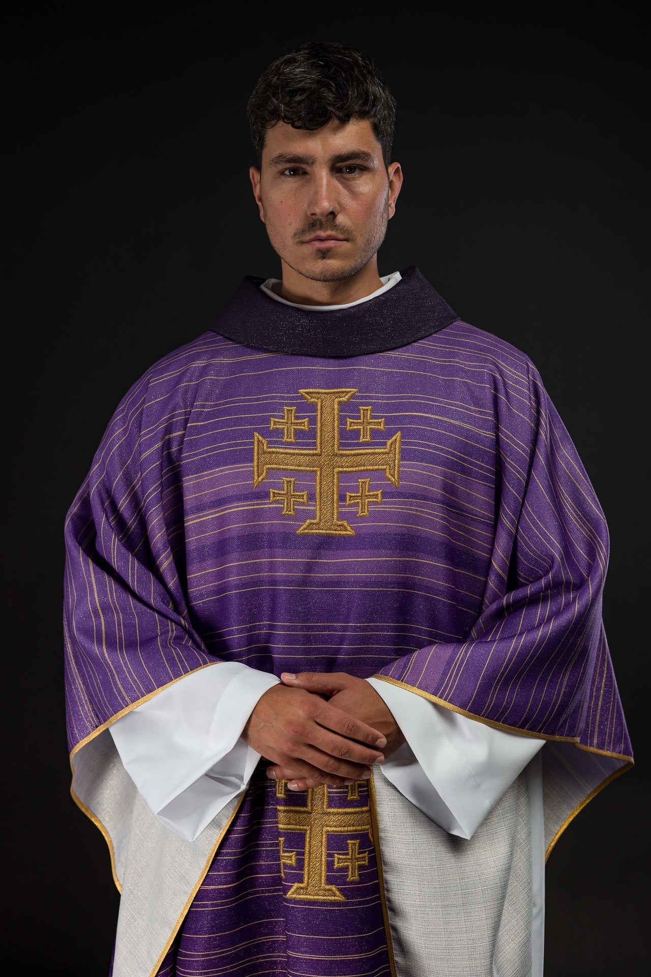 Casulla estampada con la Cruz de Jerusalén – violeta