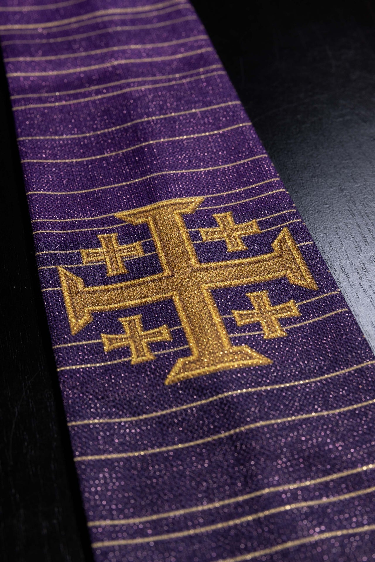 Casulla estampada con la Cruz de Jerusalén – violeta