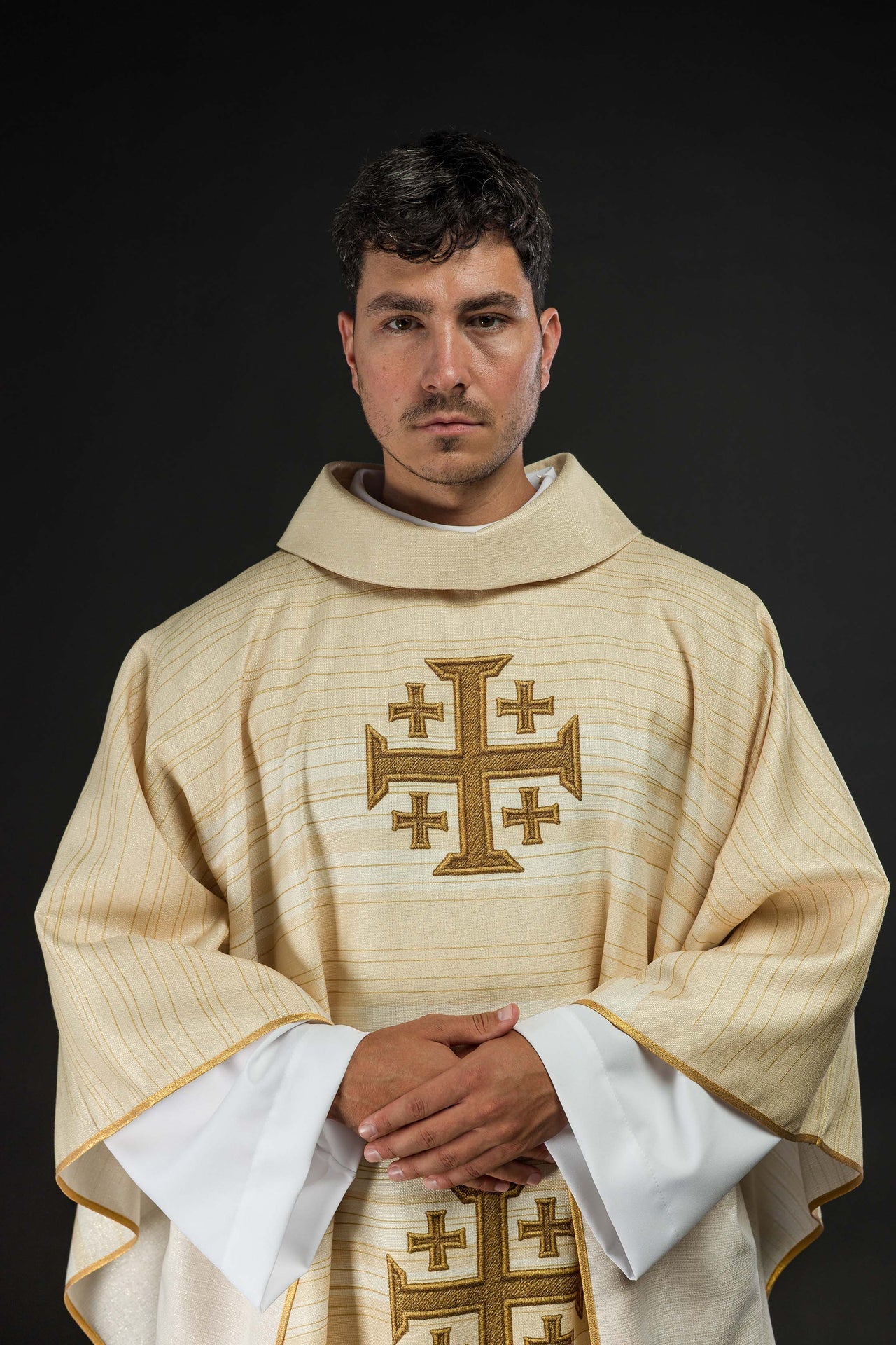 Casulla estampada con la Cruz de Jerusalén – color ecru