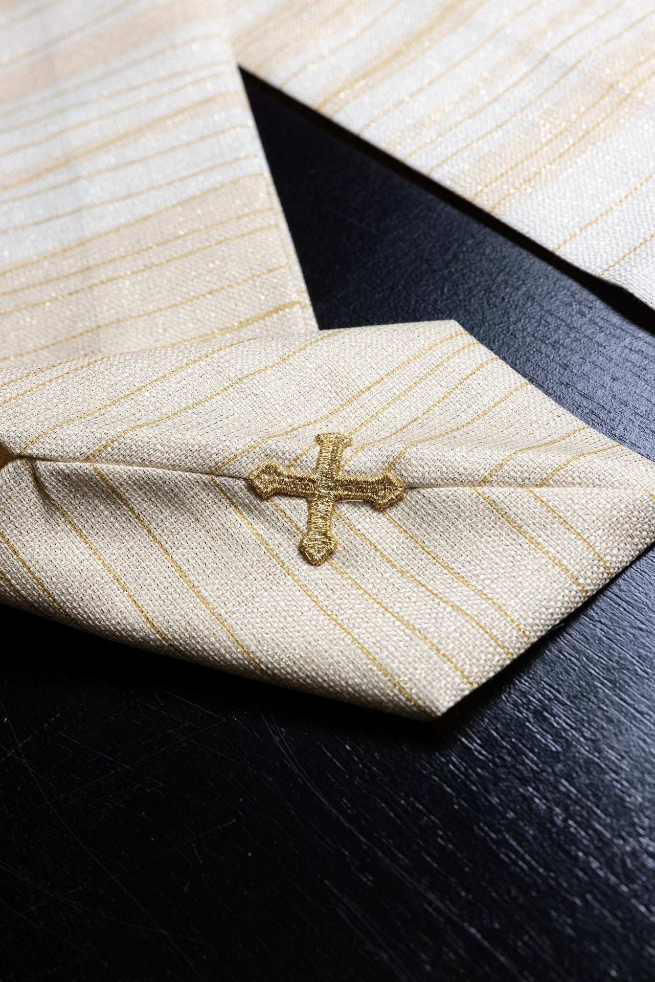 Casulla estampada con la Cruz de Jerusalén – color ecru