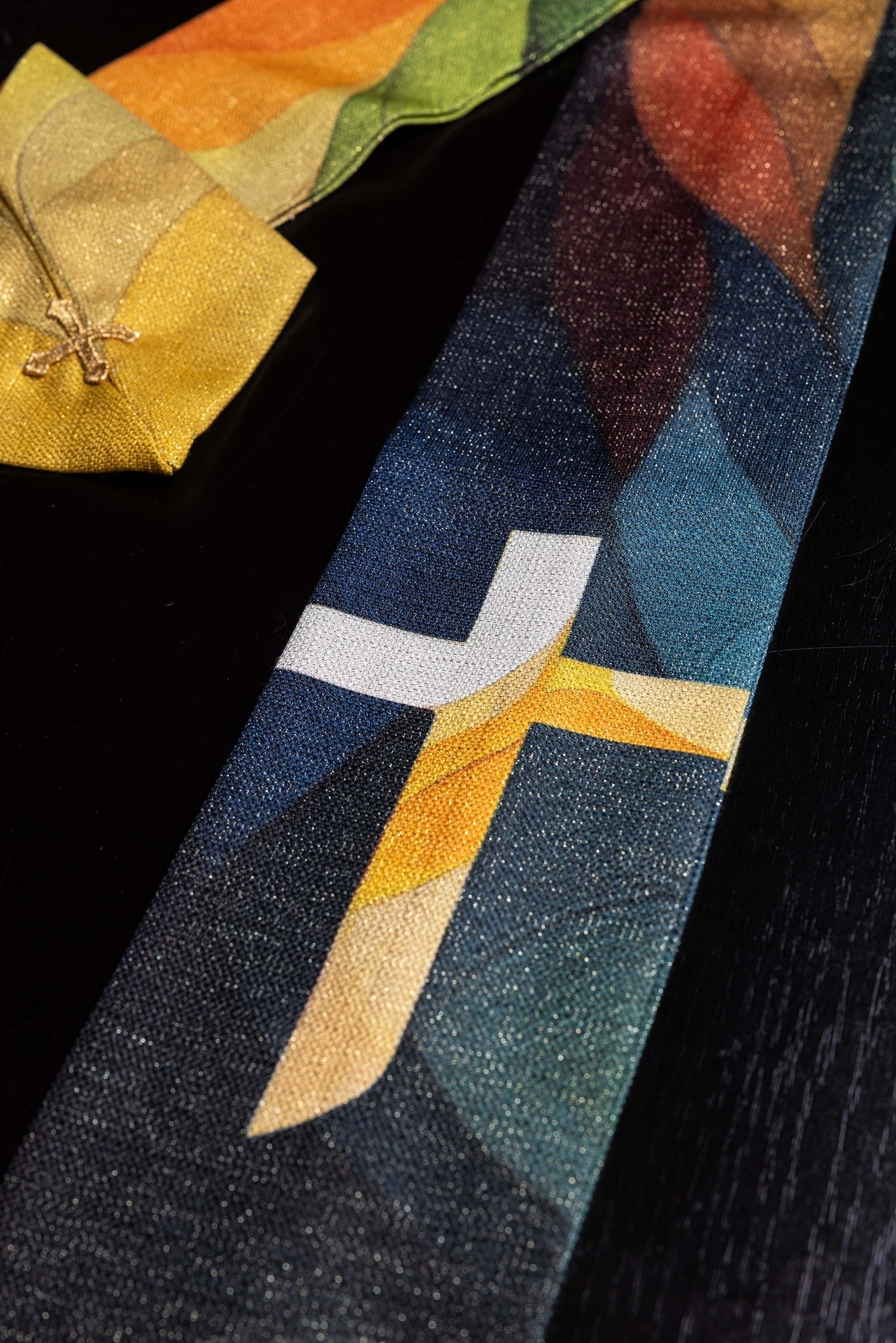 Casulla estampada multicolor con motivo de cruz