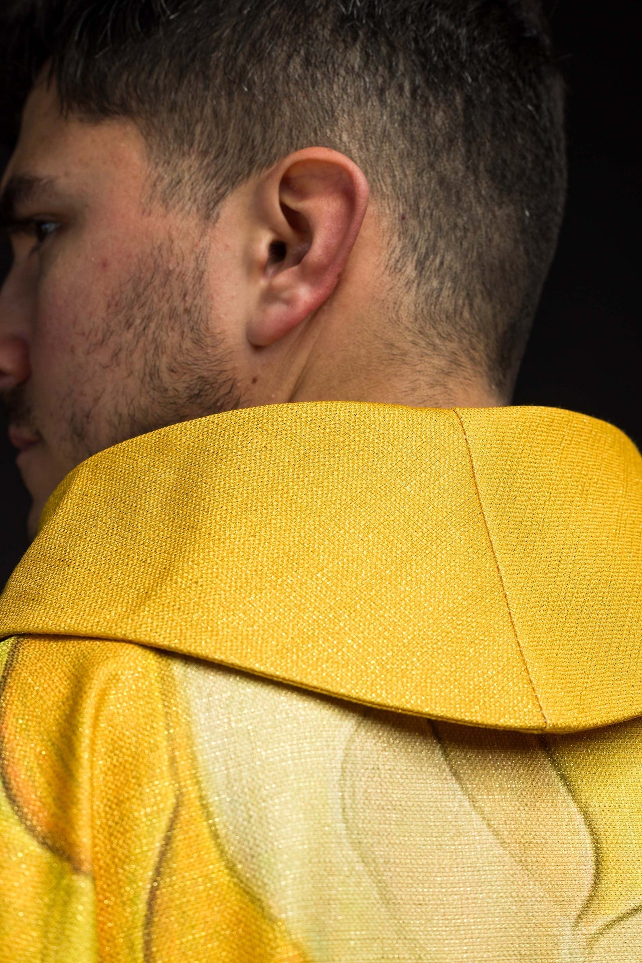 Casulla estampada multicolor con motivo de cruz