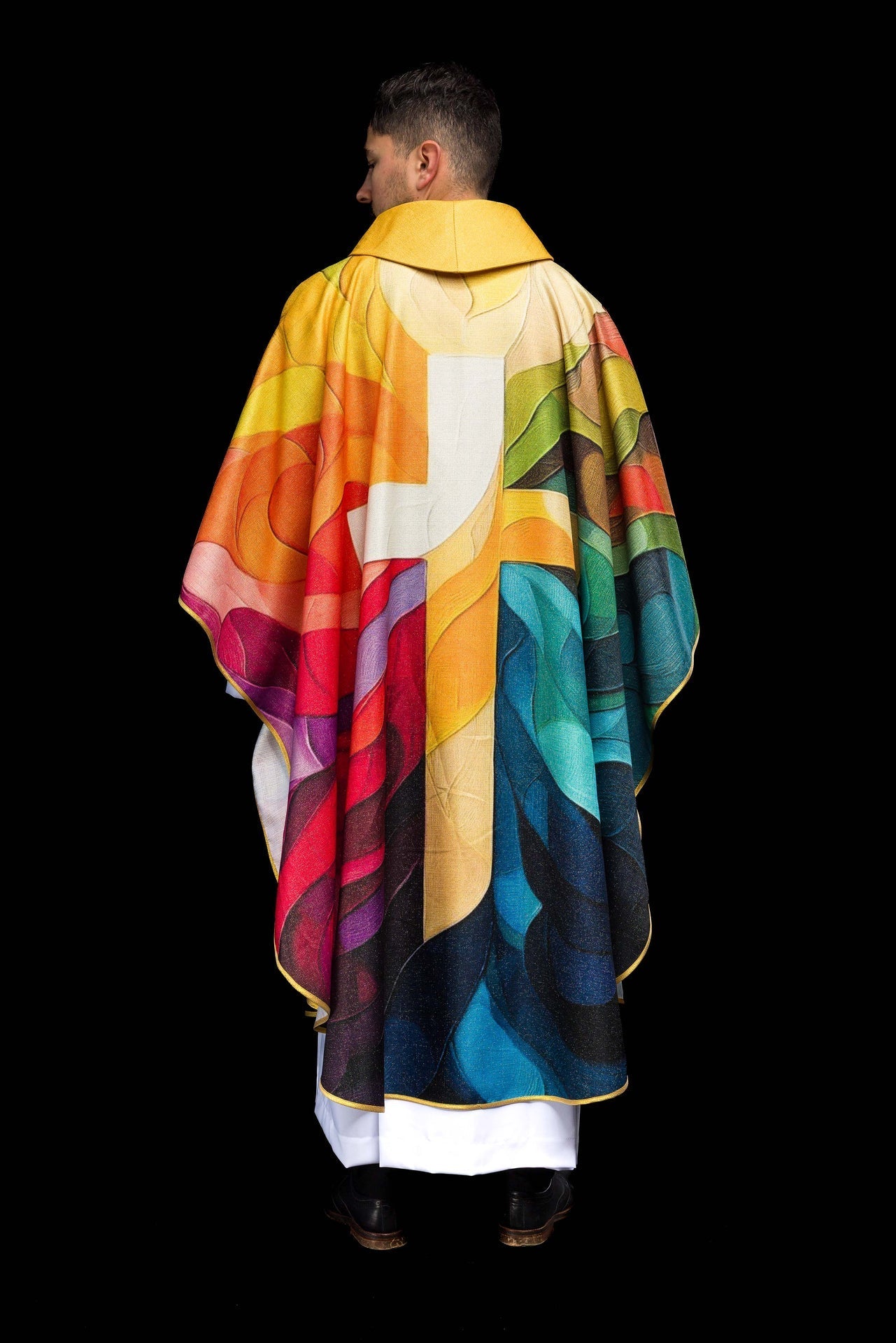 Casulla estampada multicolor con motivo de cruz