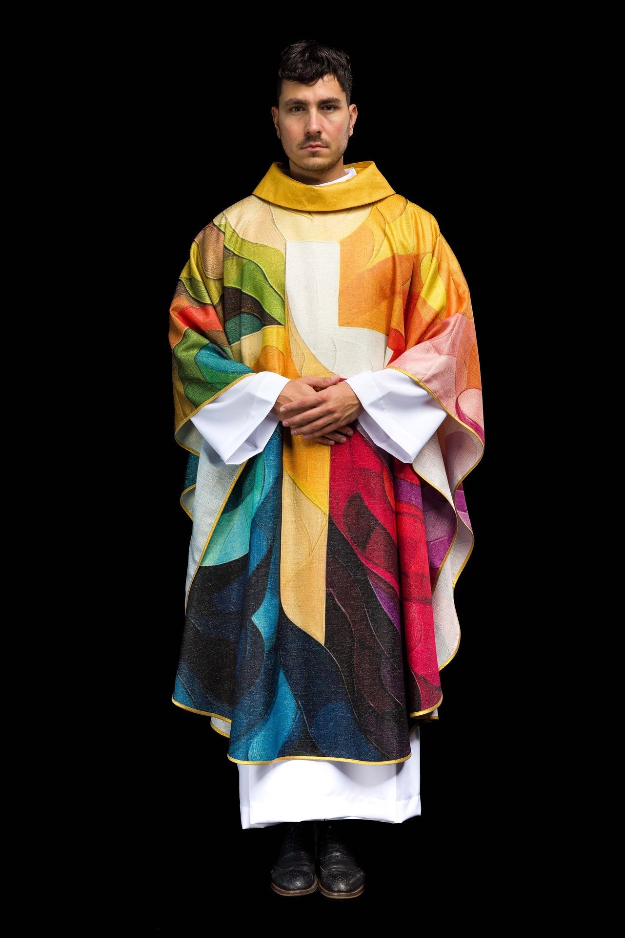 Casulla estampada multicolor con motivo de cruz