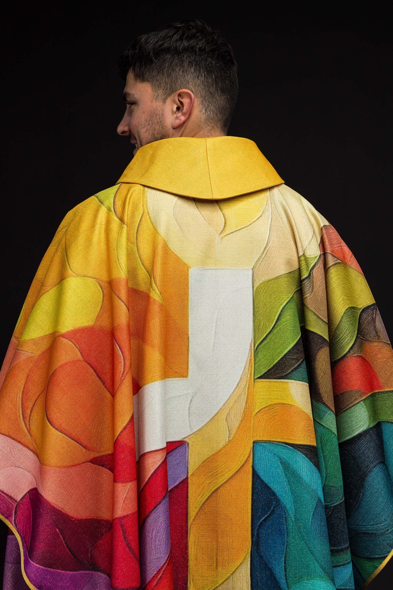 Casulla estampada multicolor con motivo de cruz