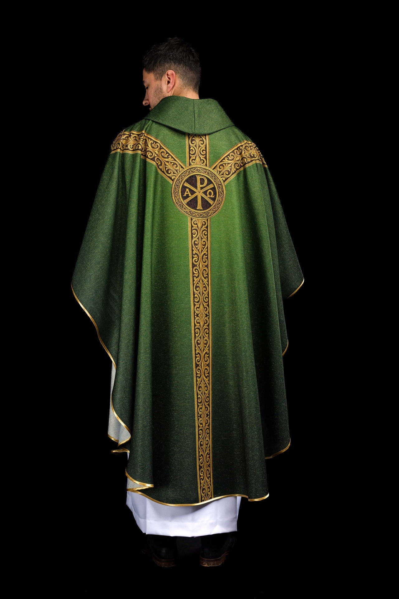 Casulla estampada “Pax” verde con ricos adornos dorados