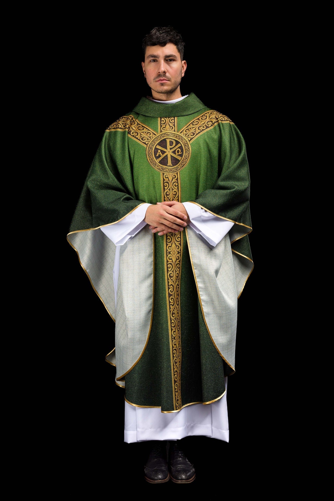 Casulla estampada “Pax” verde con ricos adornos dorados