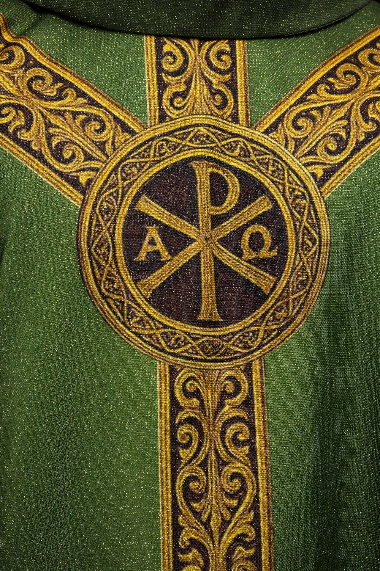 Casulla estampada “Pax” verde con ricos adornos dorados
