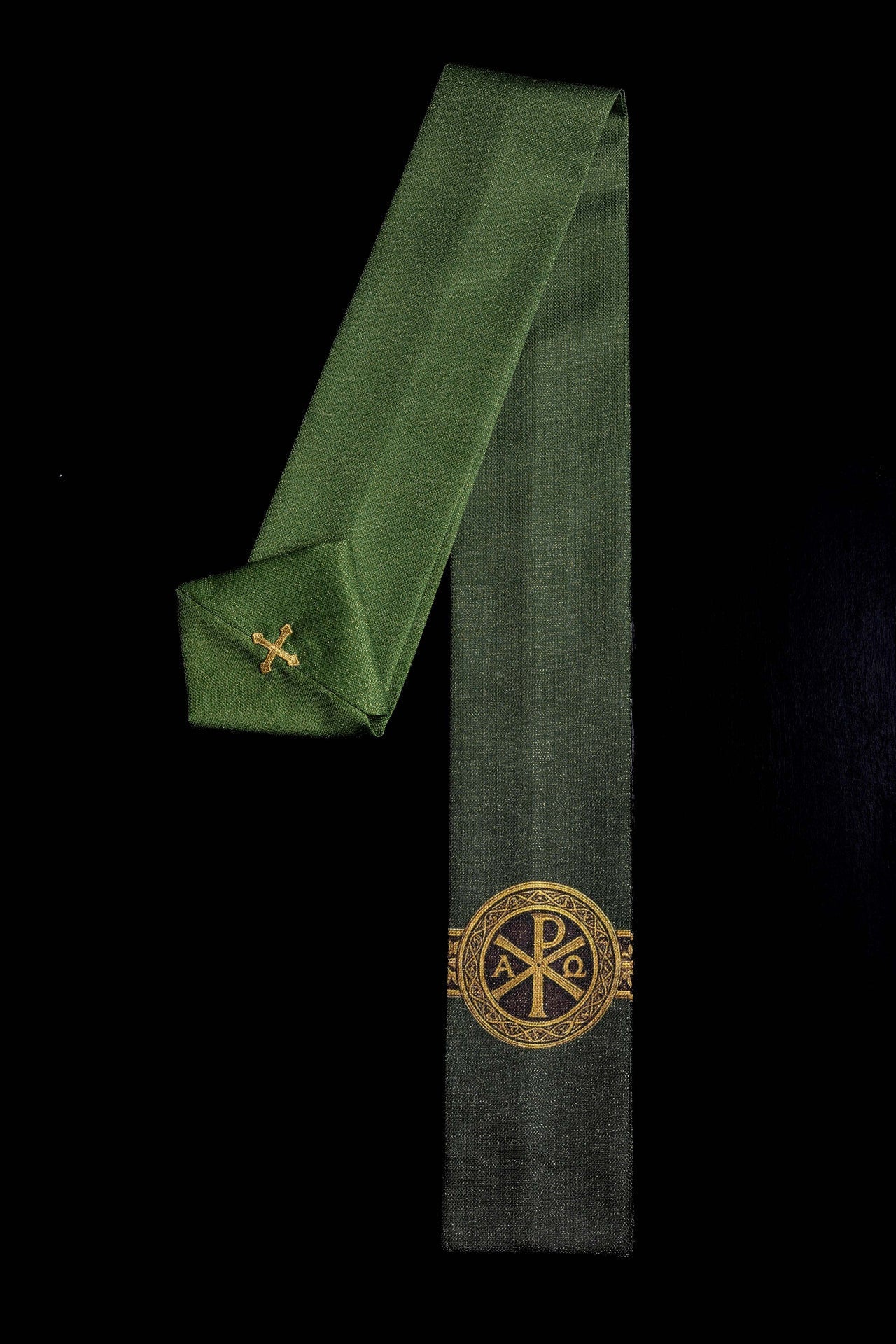 Casulla estampada “Pax” verde con ricos adornos dorados