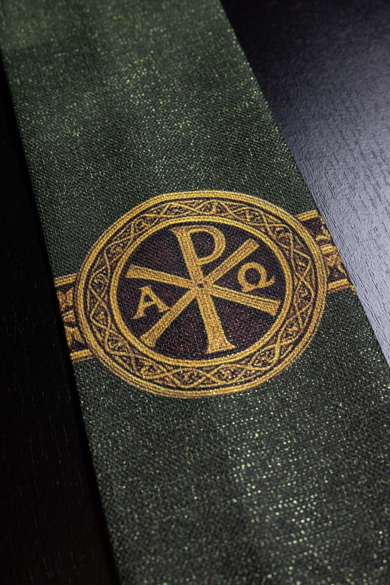 Casulla estampada “Pax” verde con ricos adornos dorados