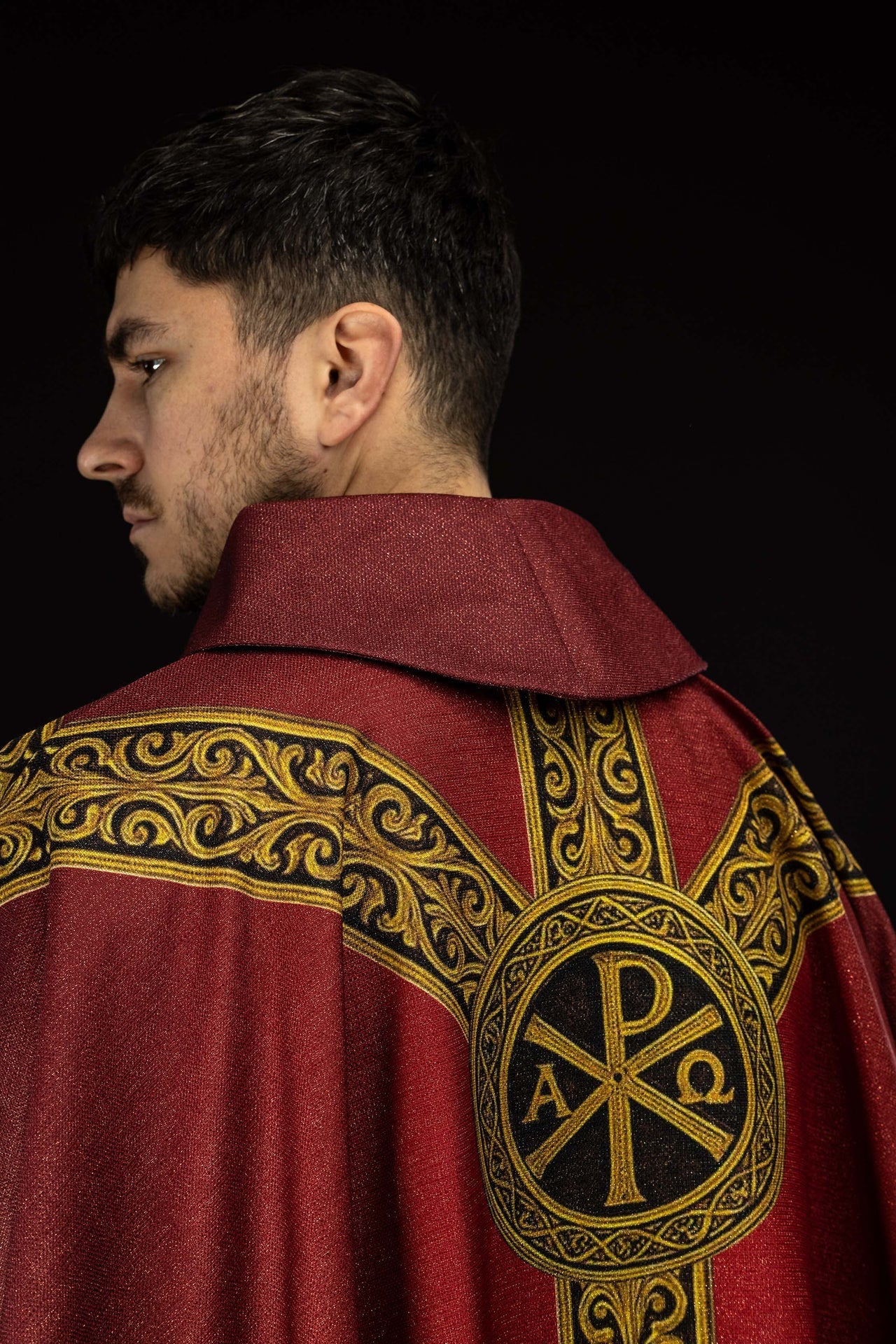 Casulla estampada “Pax” roja con rica ornamentación dorada