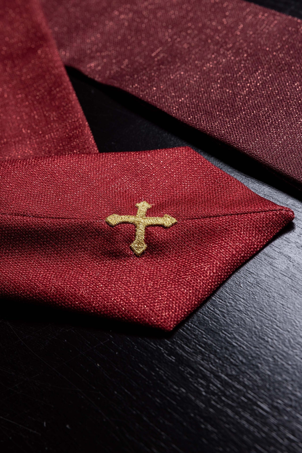 Casulla estampada “Pax” roja con rica ornamentación dorada