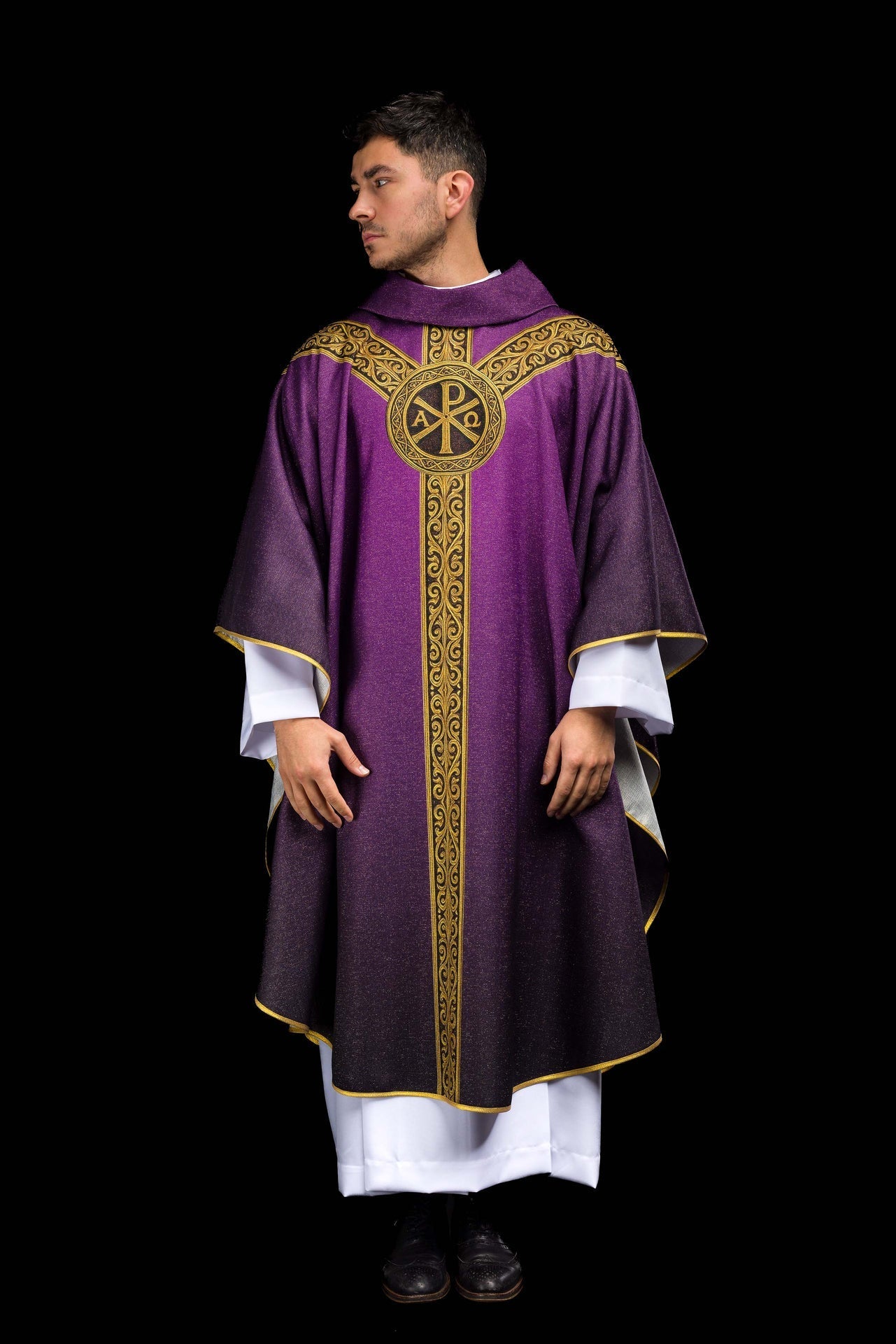 Casulla estampada “Pax” morada con ricos adornos dorados