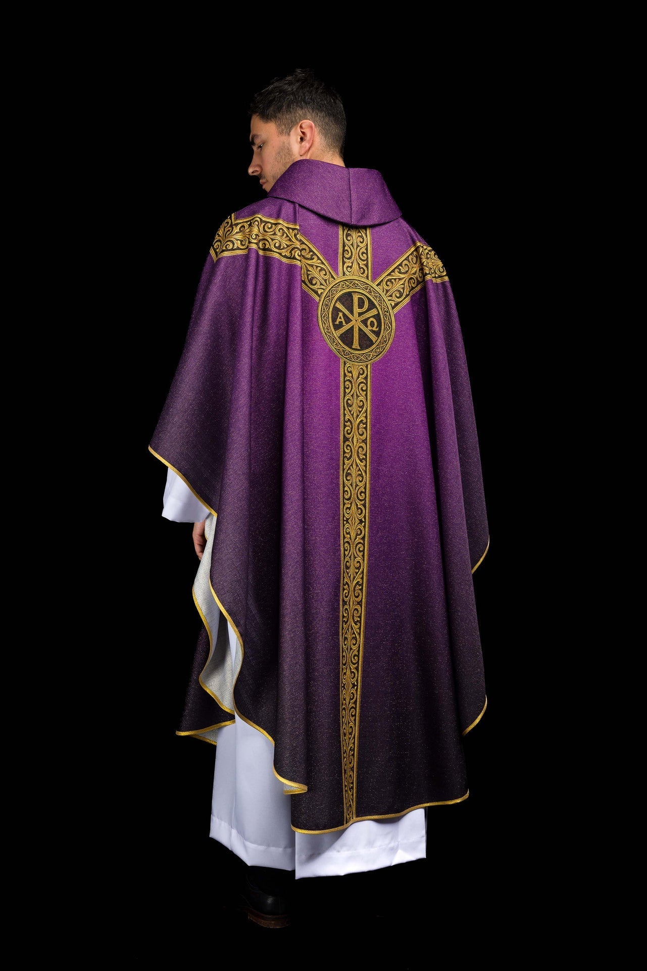 Casulla estampada “Pax” morada con ricos adornos dorados
