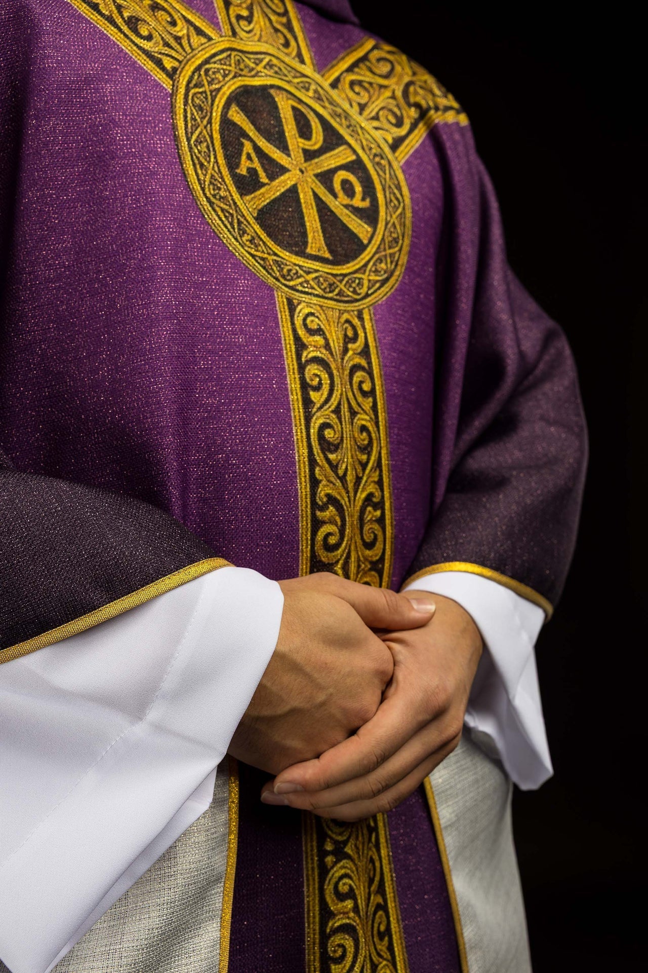 Casulla estampada “Pax” morada con ricos adornos dorados
