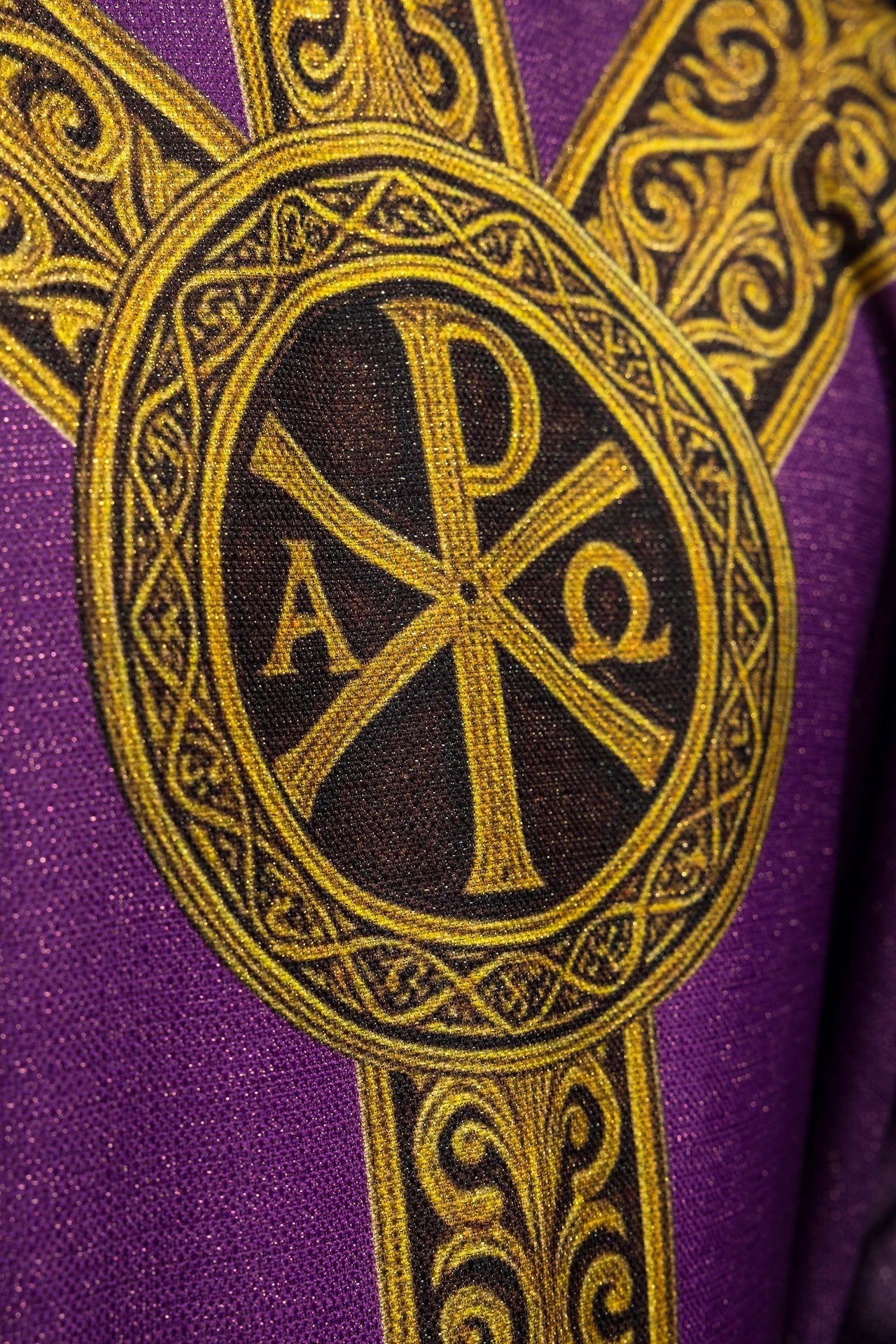 Casulla estampada “Pax” morada con ricos adornos dorados
