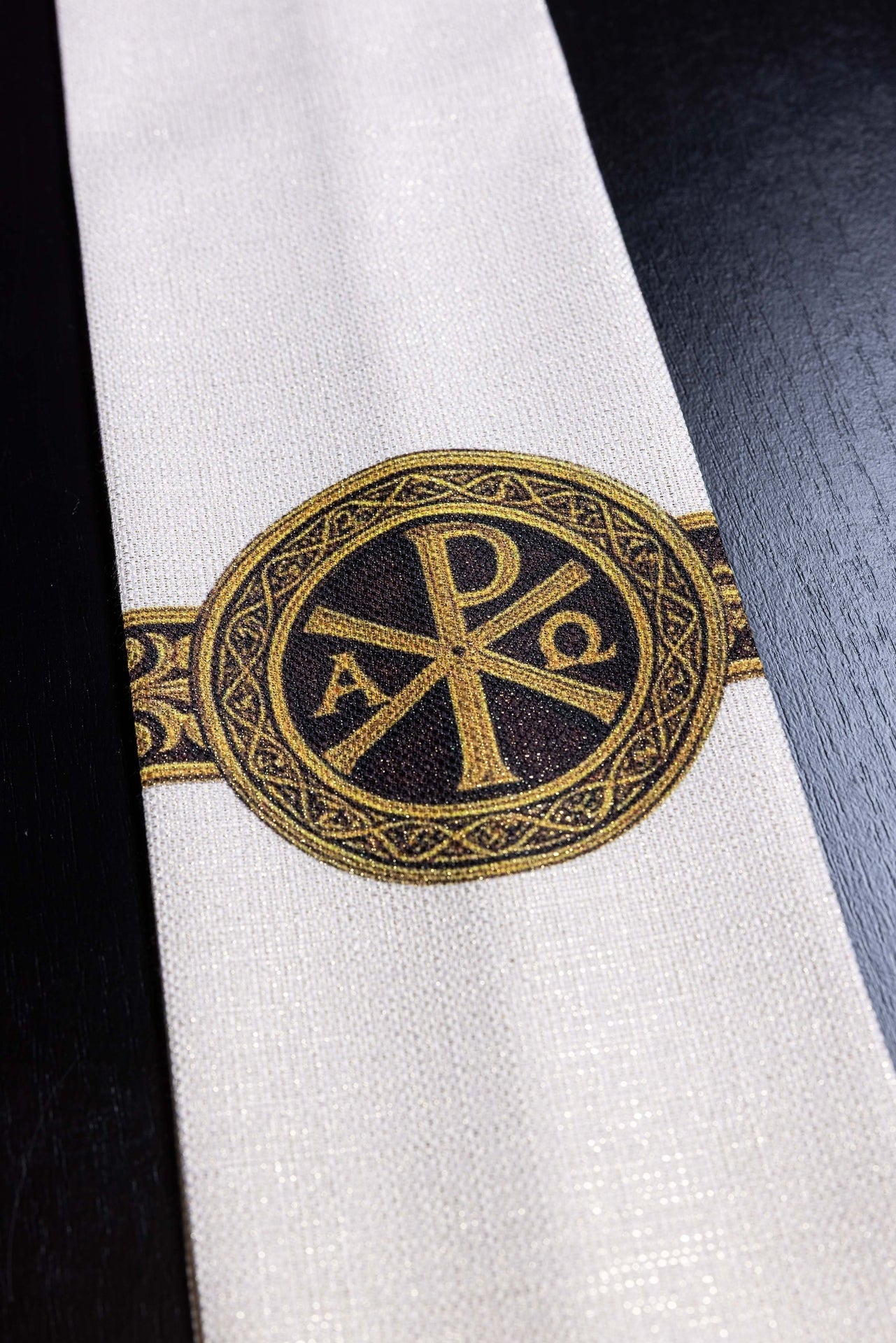 Casulla estampada Pax Ecru con rica decoración dorada