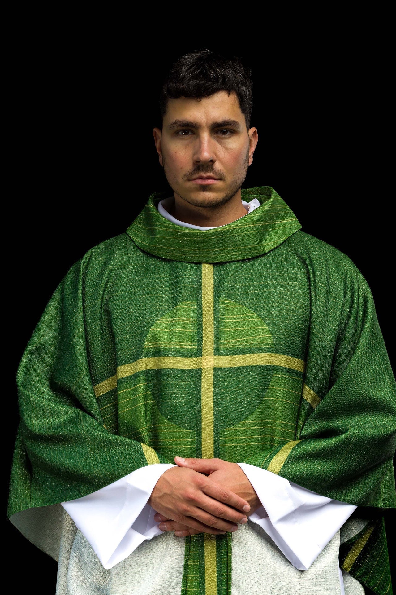 Casulla estampada verde con motivo de cruz
