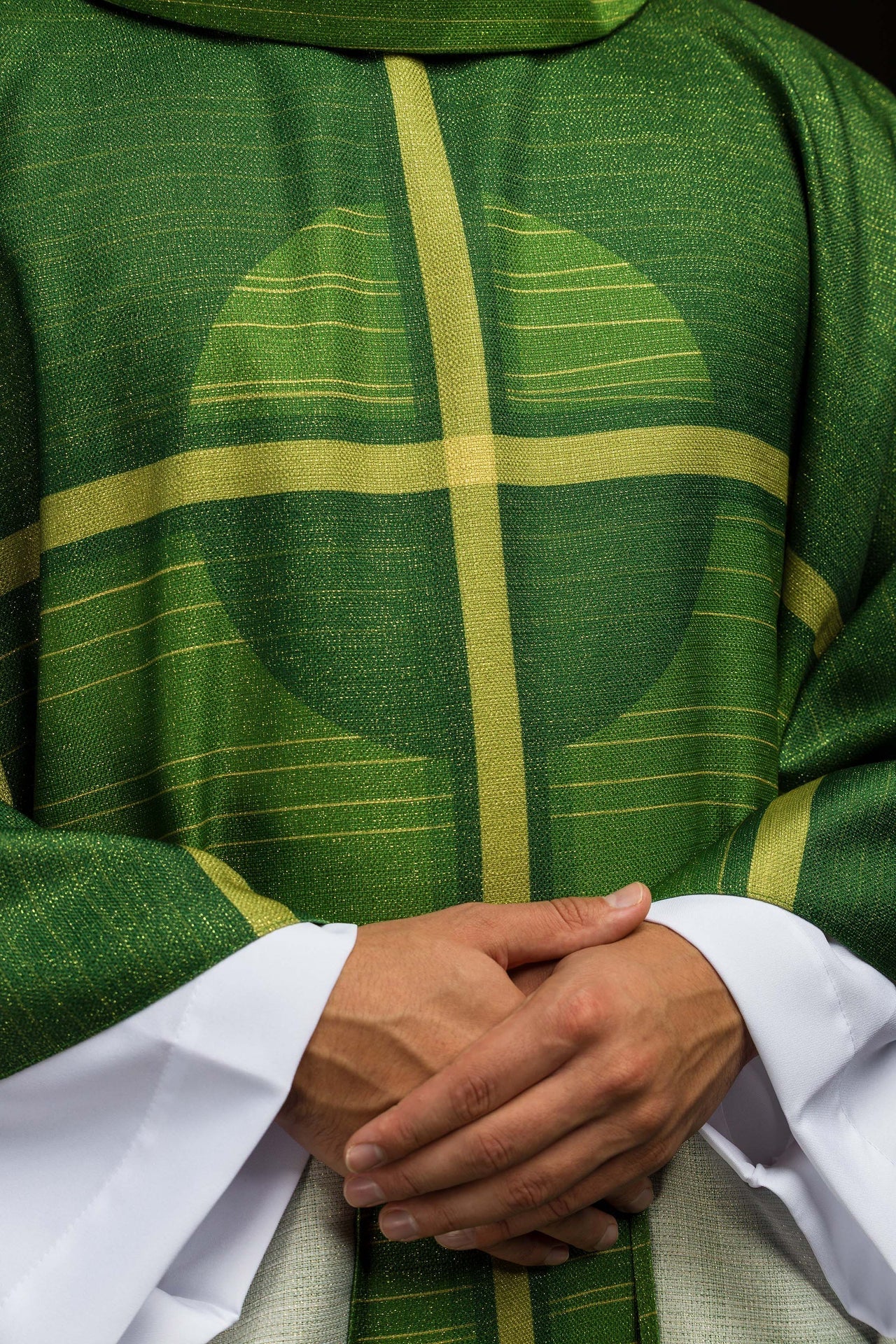 Casulla estampada verde con motivo de cruz