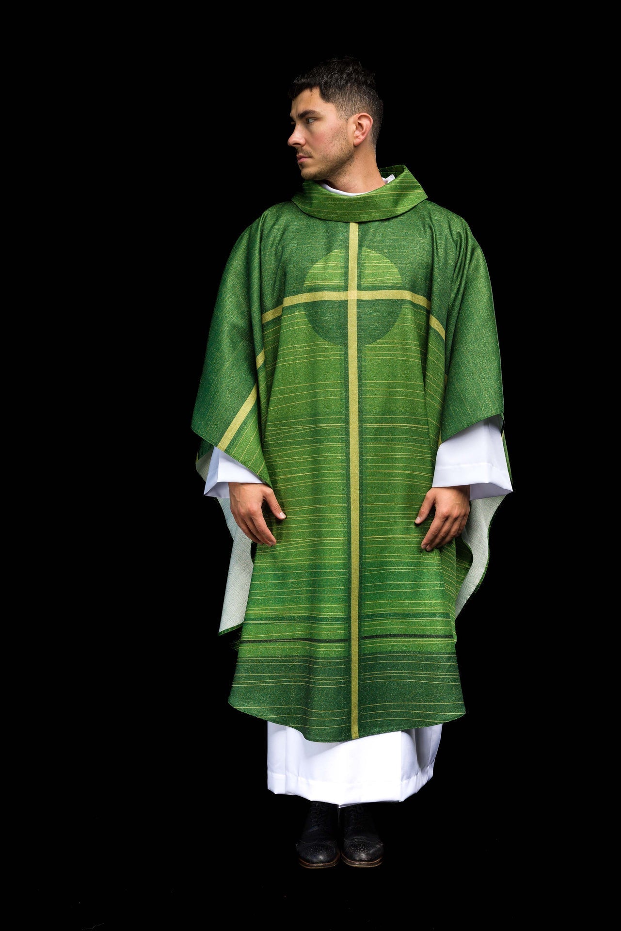 Casulla estampada verde con motivo de cruz