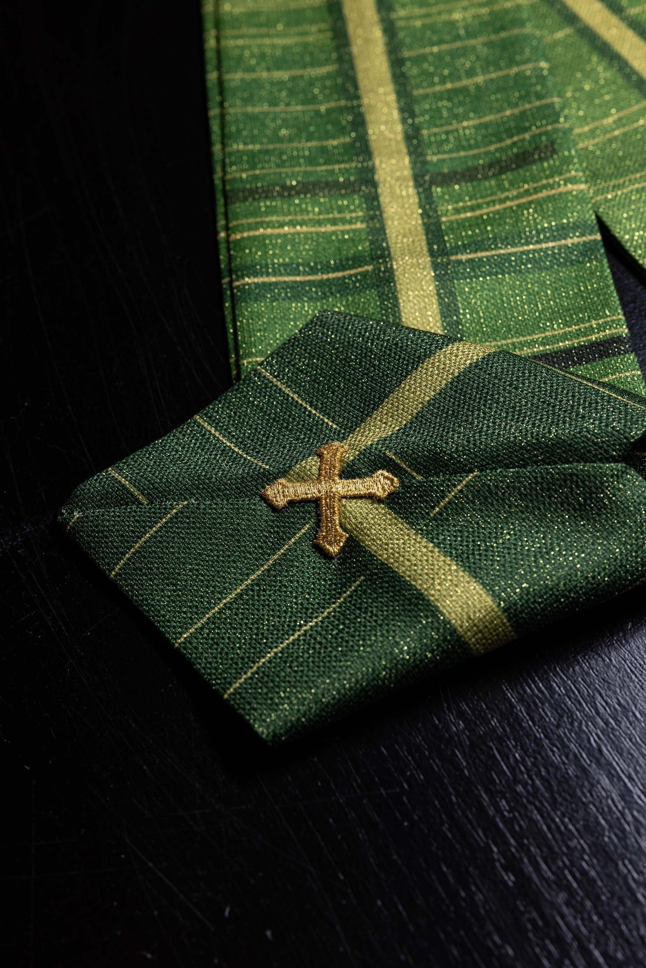 Casulla estampada verde con motivo de cruz