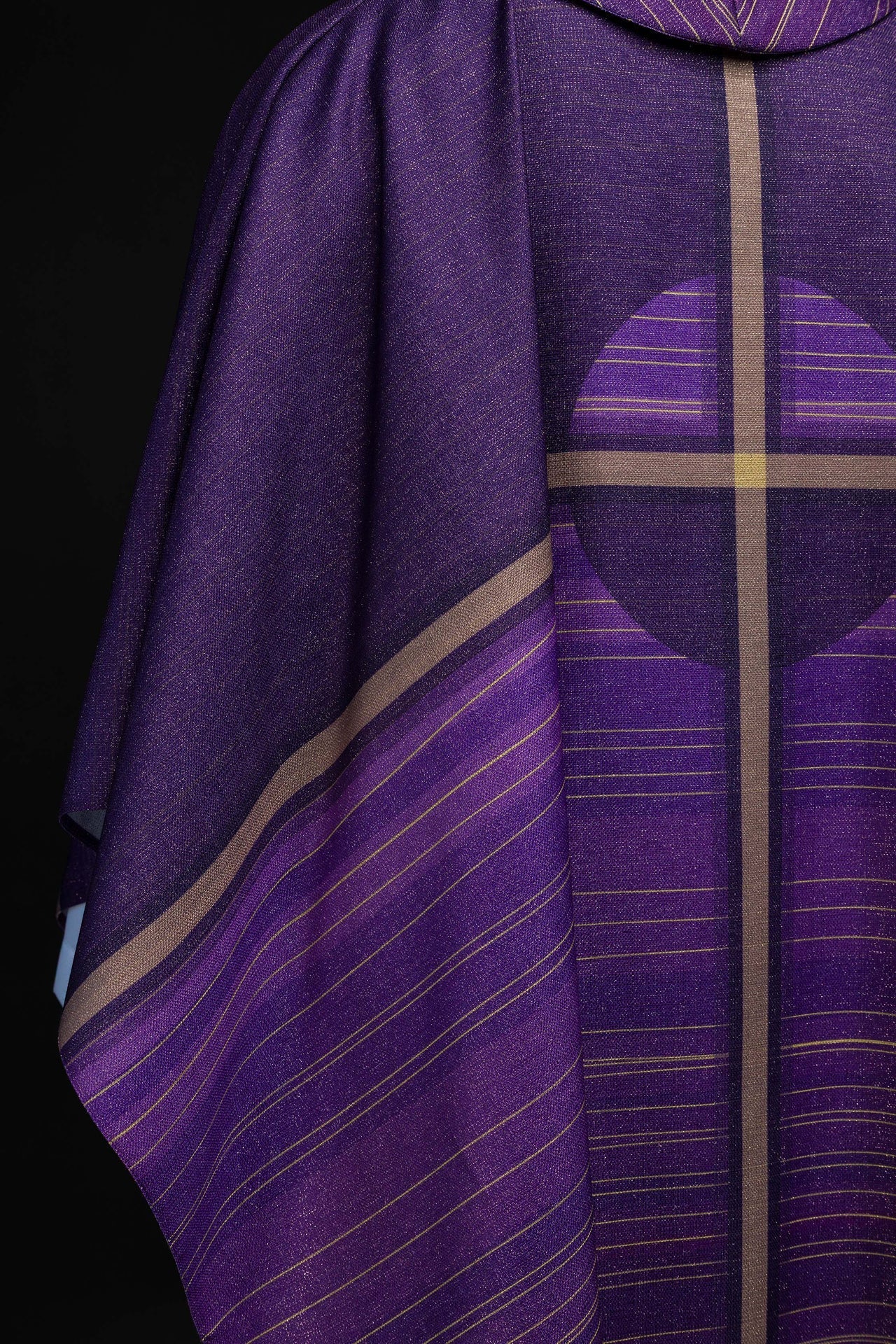 Casulla estampada morada con motivo de cruz