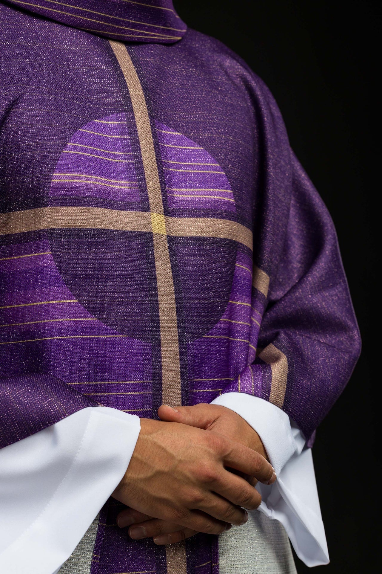 Casulla estampada morada con motivo de cruz