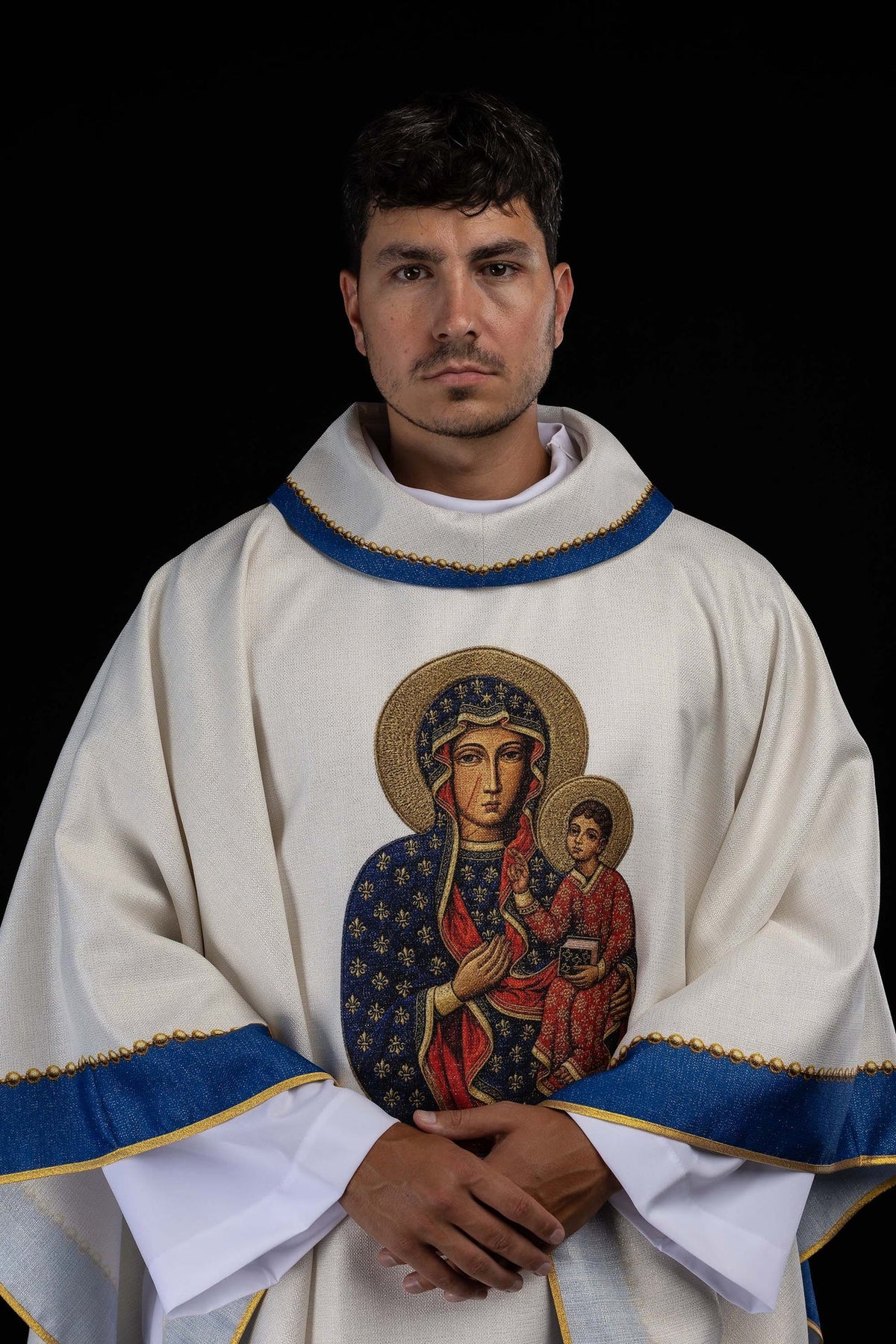Casulla estampada con la imagen de la Virgen María de Częstochowa