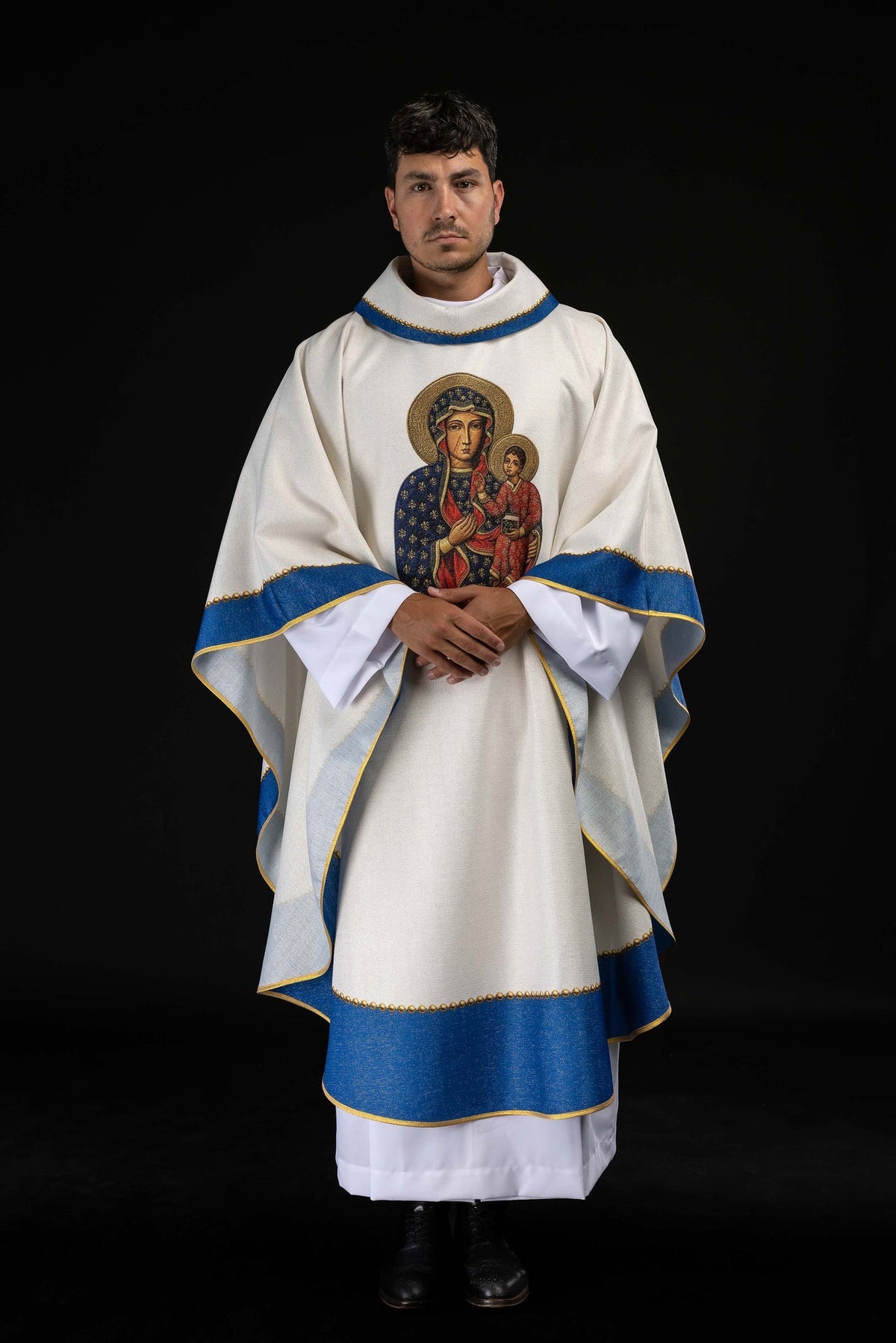 Casulla estampada con la imagen de la Virgen María de Częstochowa