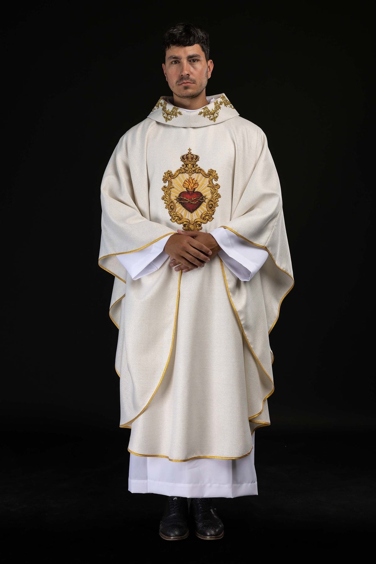 Casulla estampada beige con motivo del Sagrado Corazón de Jesús
