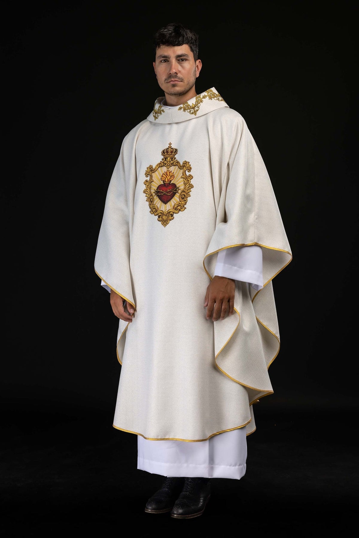 Casulla estampada beige con motivo del Sagrado Corazón de Jesús