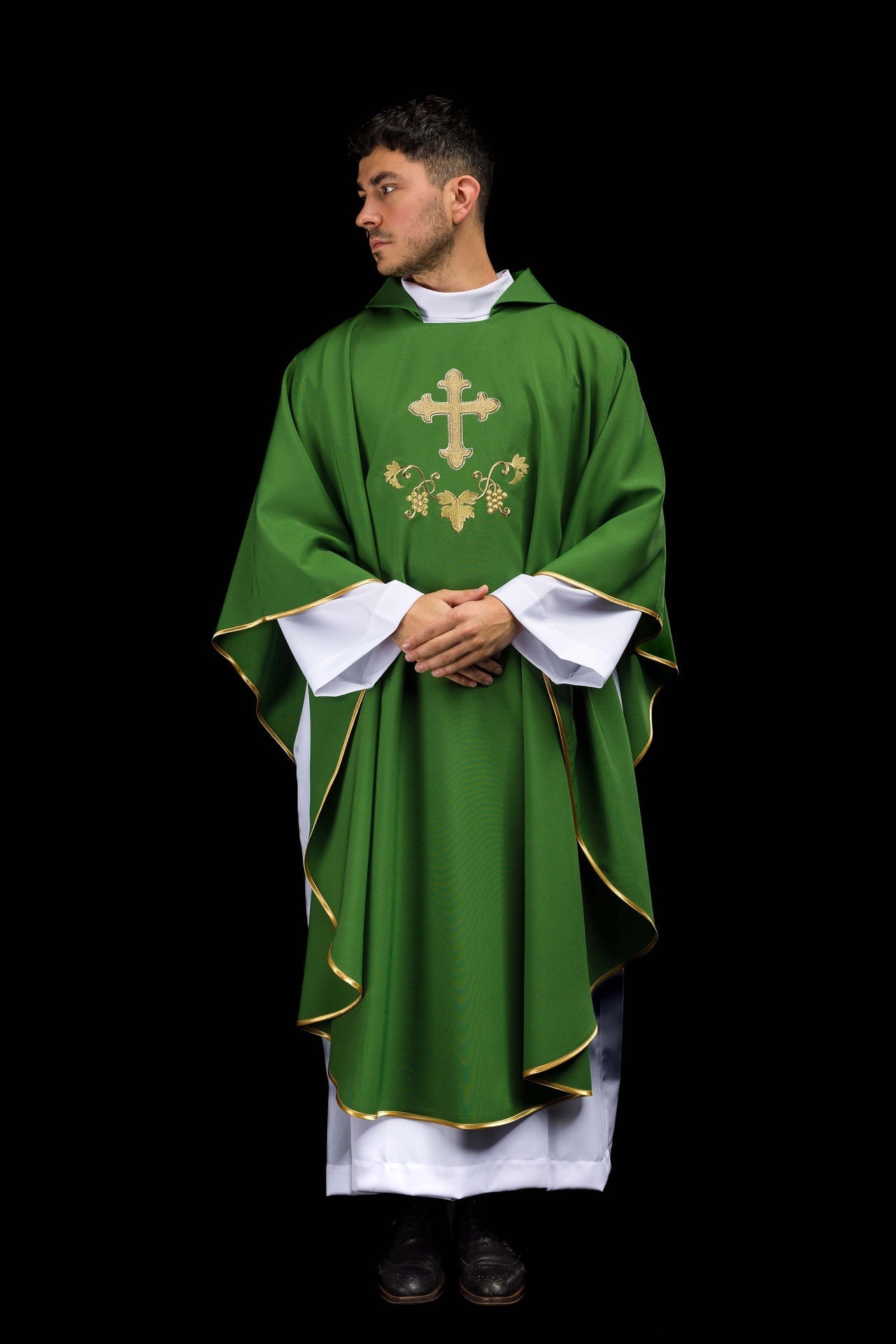 Casulla bordada con el símbolo de la cruz y cuello ancho en color verde
