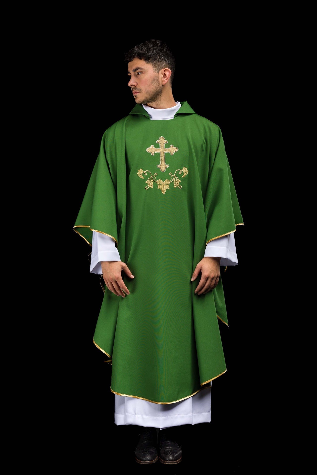 Casulla bordada con el símbolo de la cruz y cuello ancho en color verde