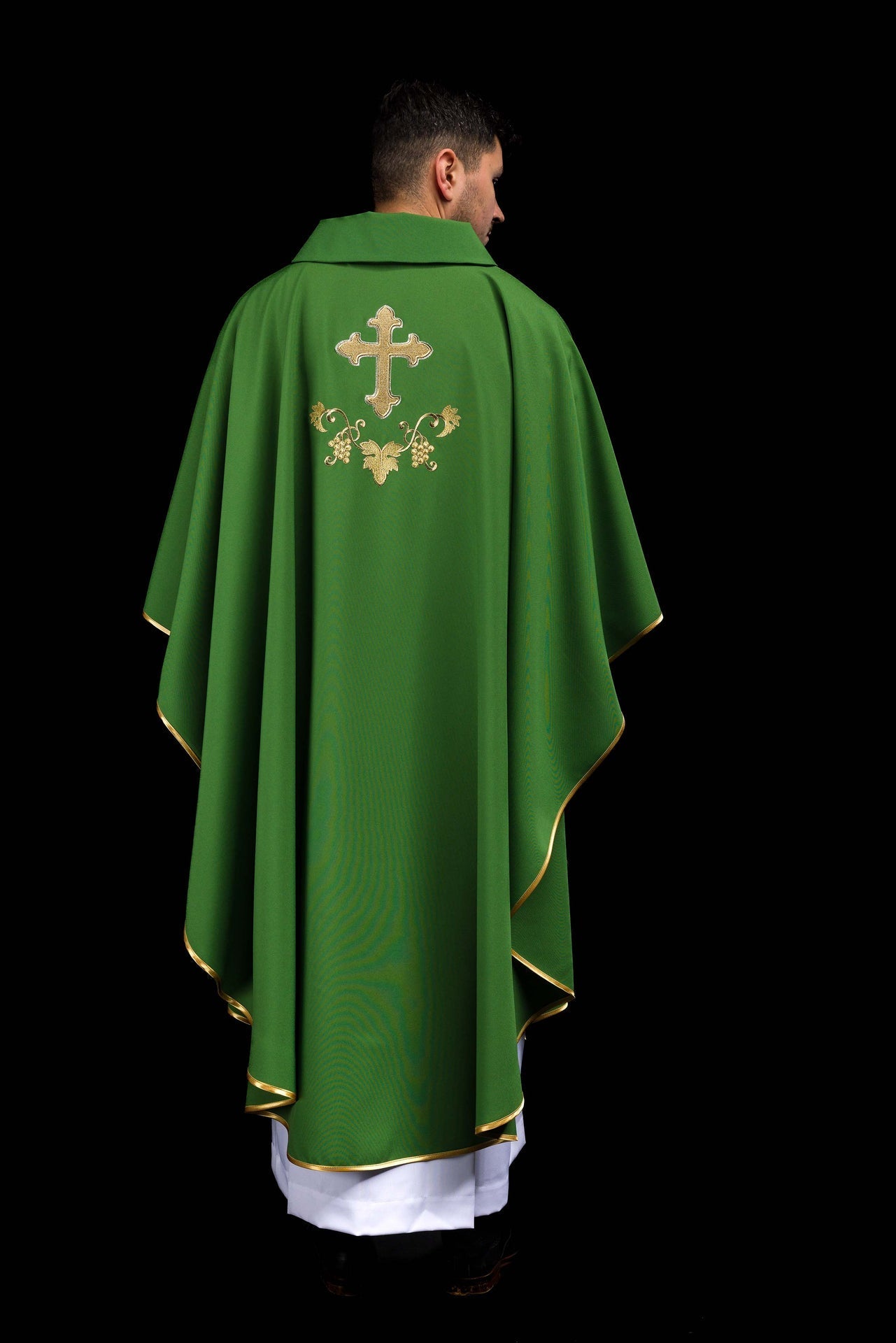 Casulla bordada con el símbolo de la cruz y cuello ancho en color verde