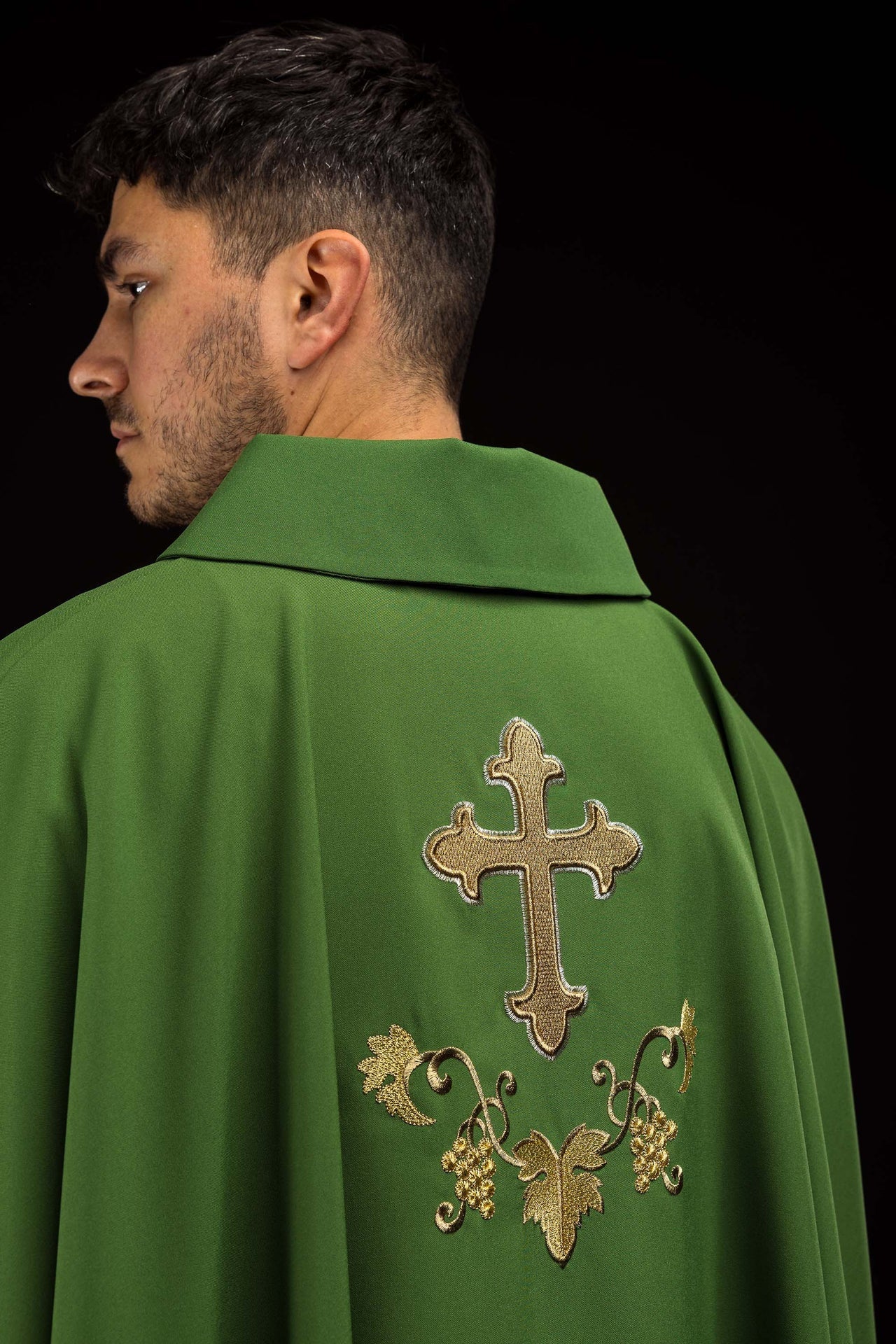 Casulla bordada con el símbolo de la cruz y cuello ancho en color verde