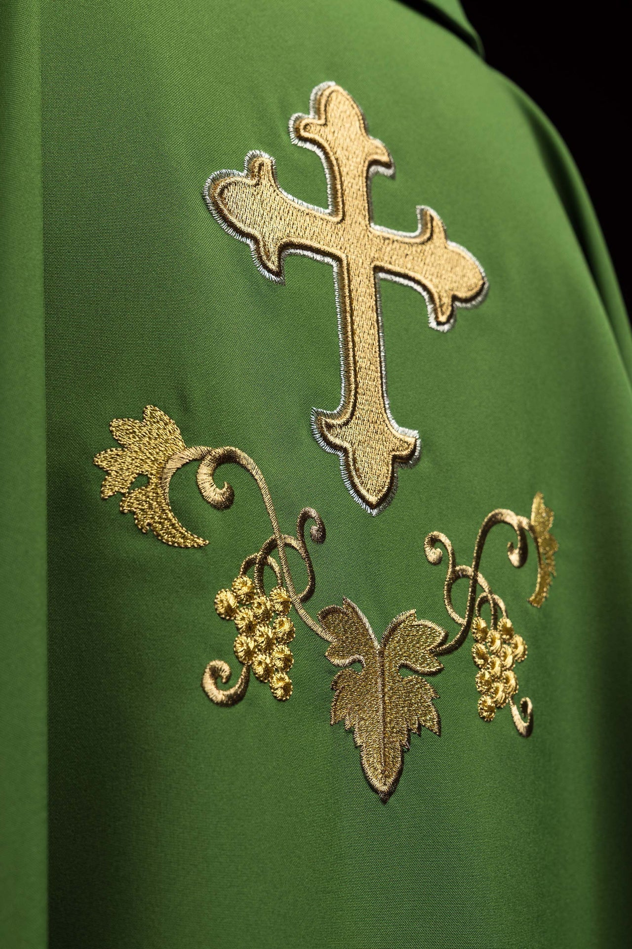 Casulla bordada con el símbolo de la cruz y cuello ancho en color verde