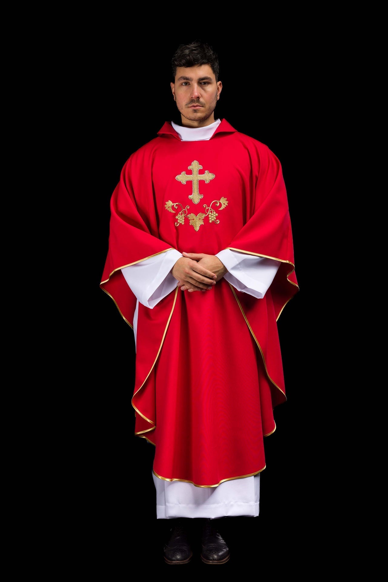 Casulla bordada con el símbolo de la cruz y cuello ancho en color rojo