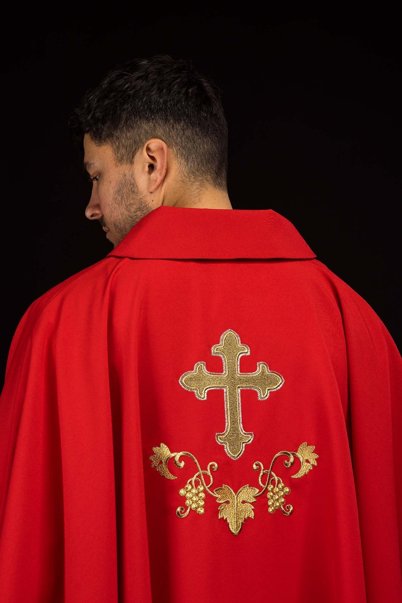 Casulla bordada con el símbolo de la cruz y cuello ancho en color rojo