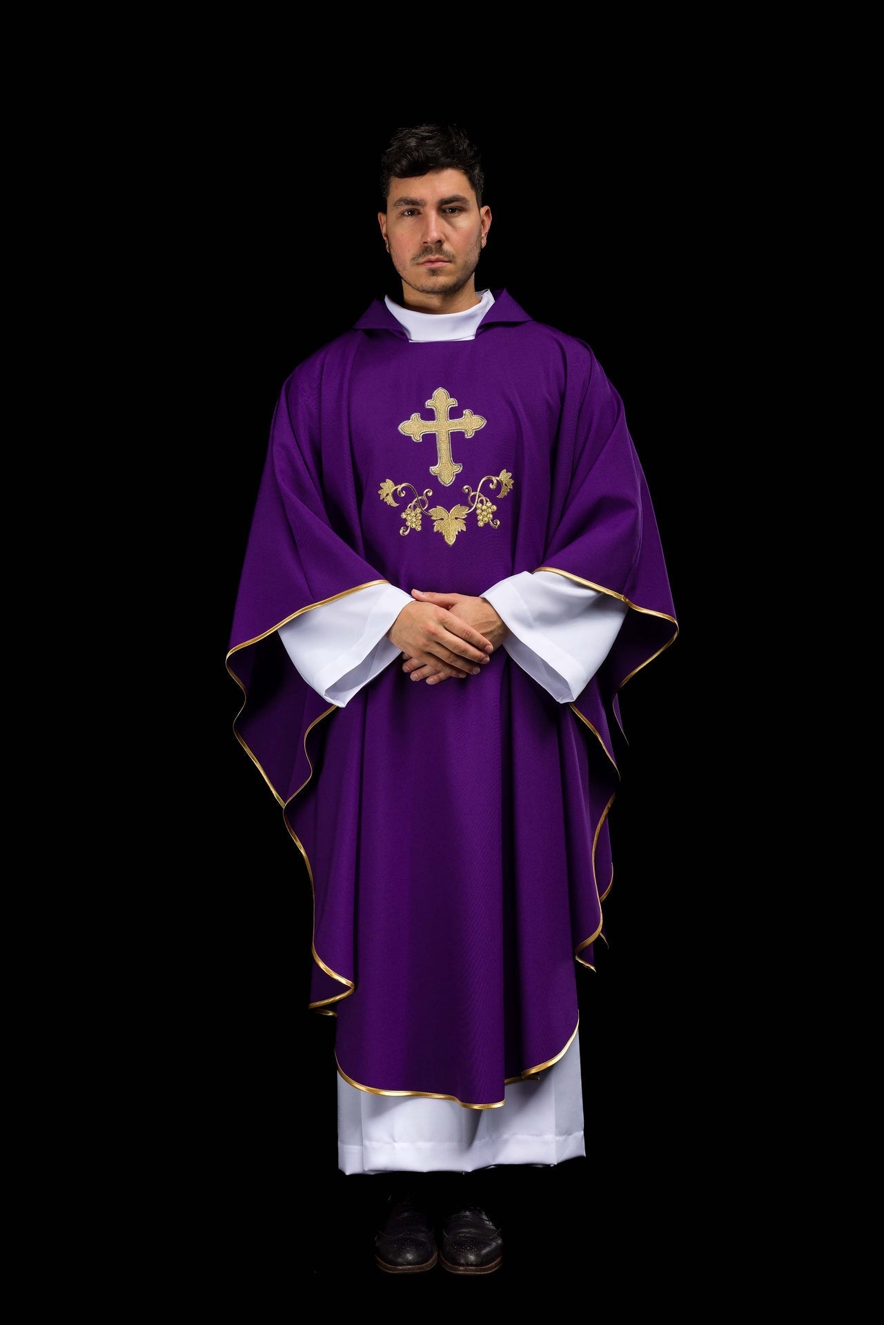Casulla bordada con el símbolo de la cruz y cuello ancho en color morado