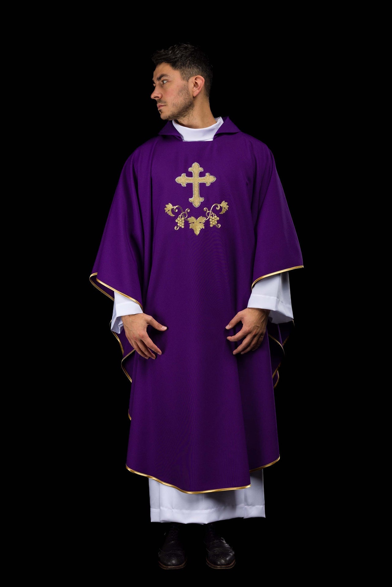 Casulla bordada con el símbolo de la cruz y cuello ancho en color morado