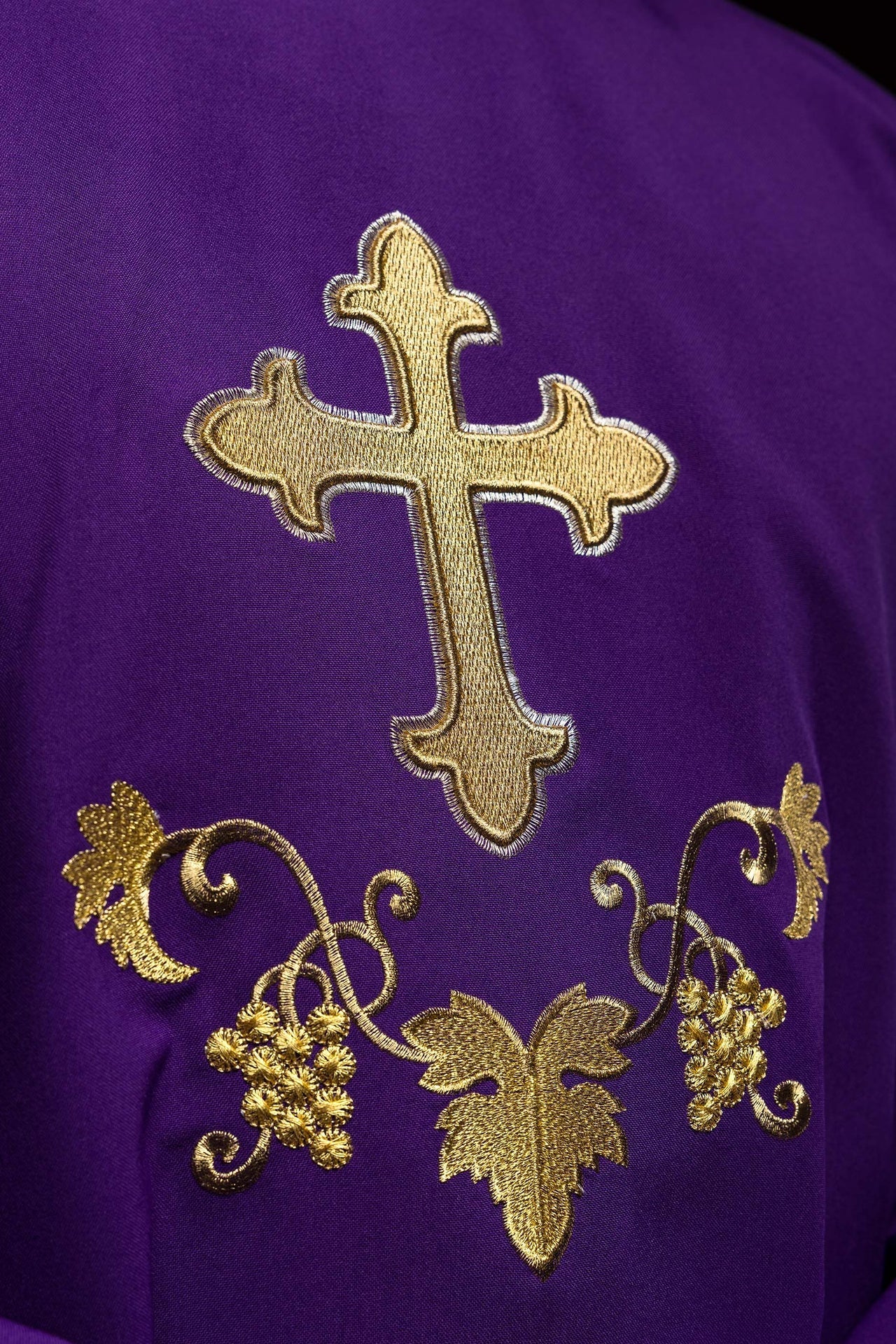 Casulla bordada con el símbolo de la cruz y cuello ancho en color morado