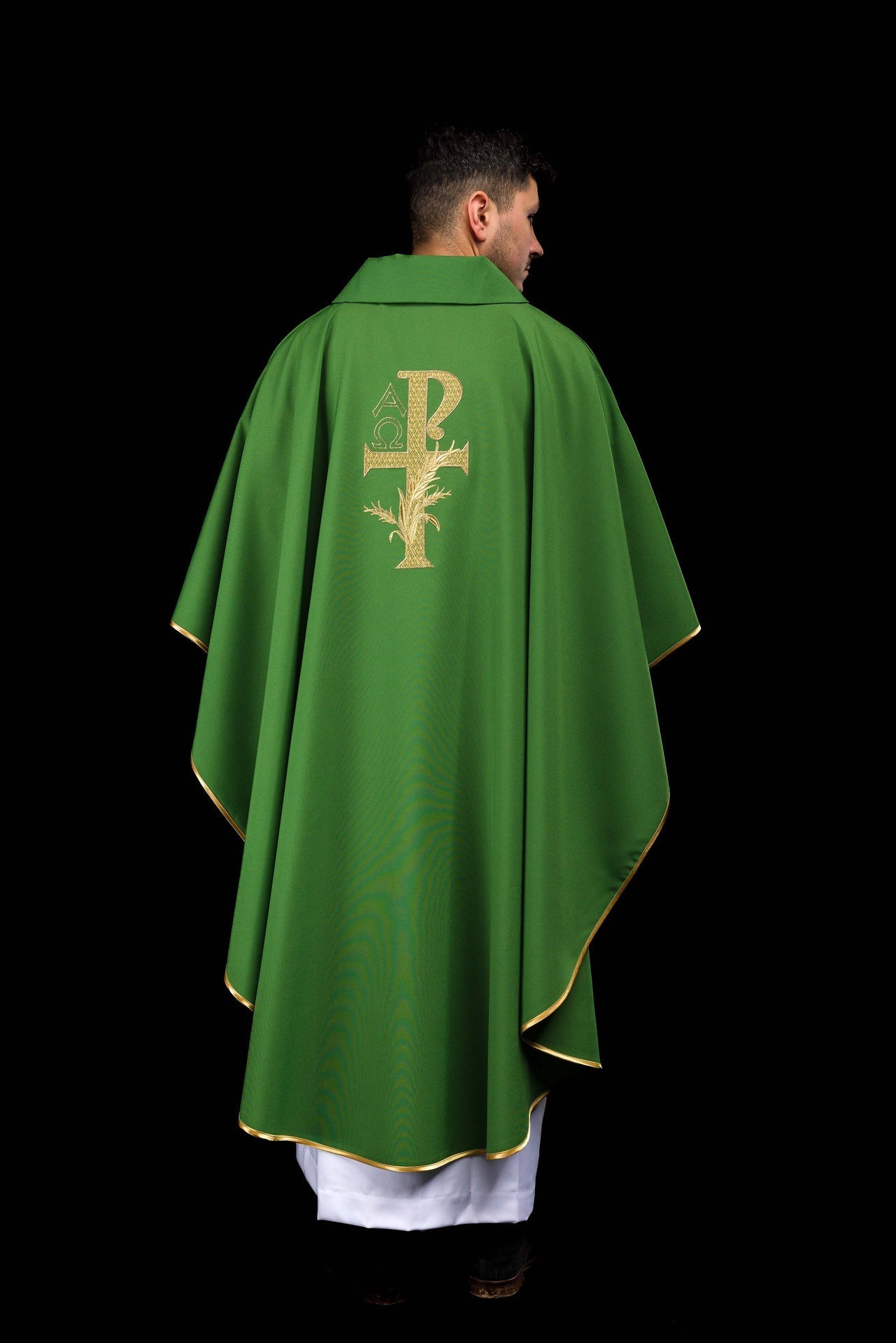 Casulla bordada con el símbolo Alfa y Omega y cuello ancho en color verde
