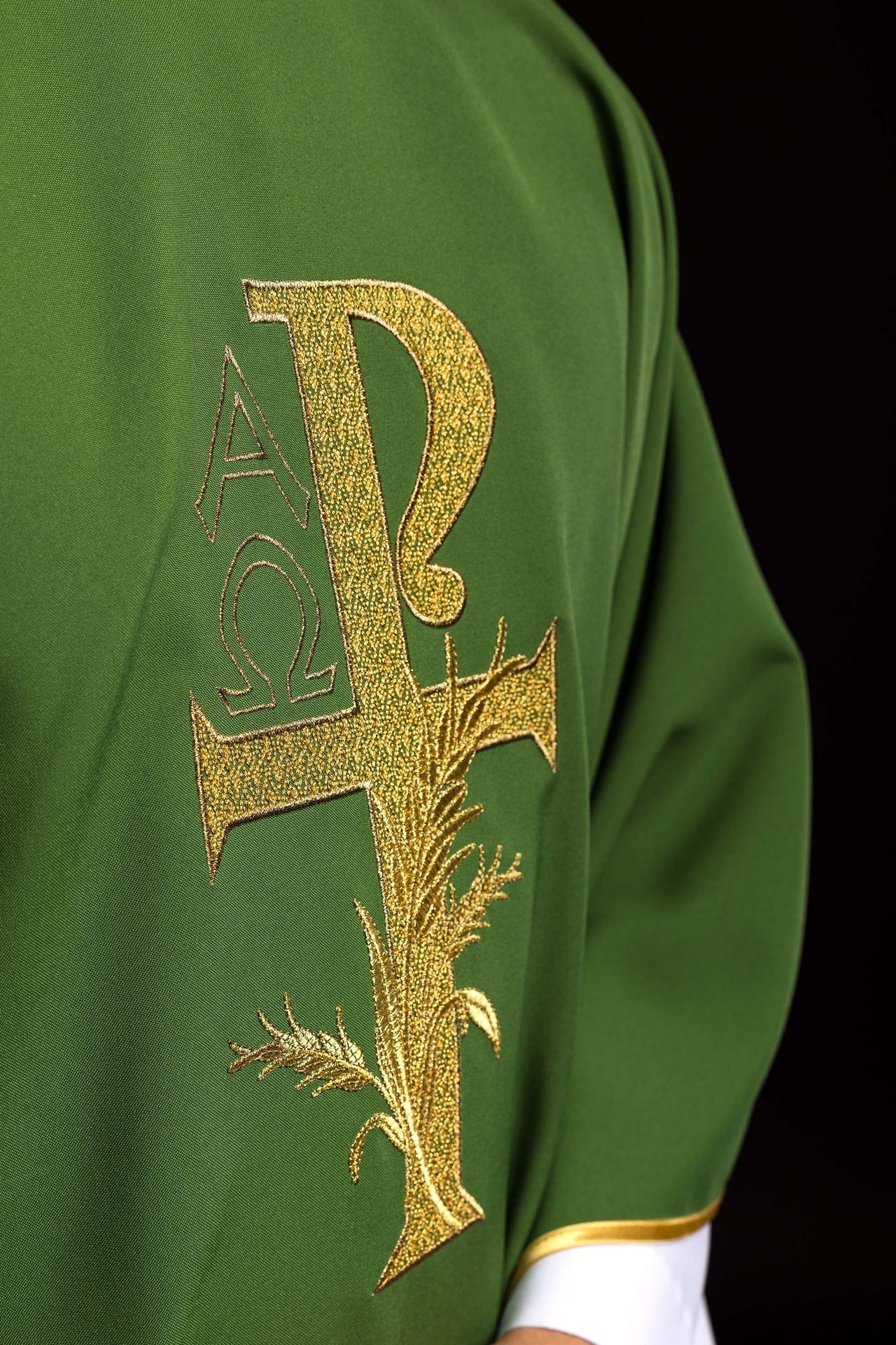 Casulla bordada con el símbolo Alfa y Omega y cuello ancho en color verde