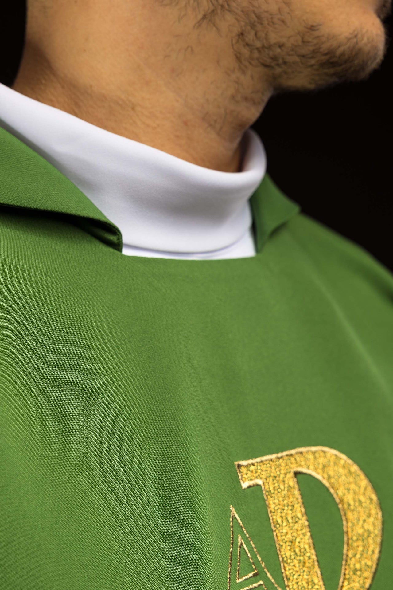 Casulla bordada con el símbolo Alfa y Omega y cuello ancho en color verde