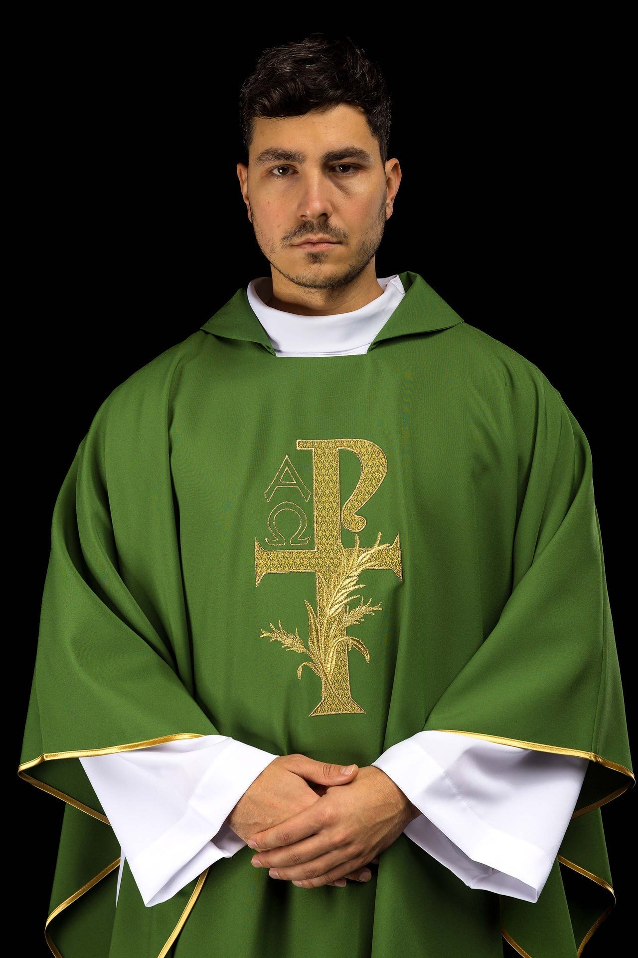 Casulla bordada con el símbolo Alfa y Omega y cuello ancho en color verde