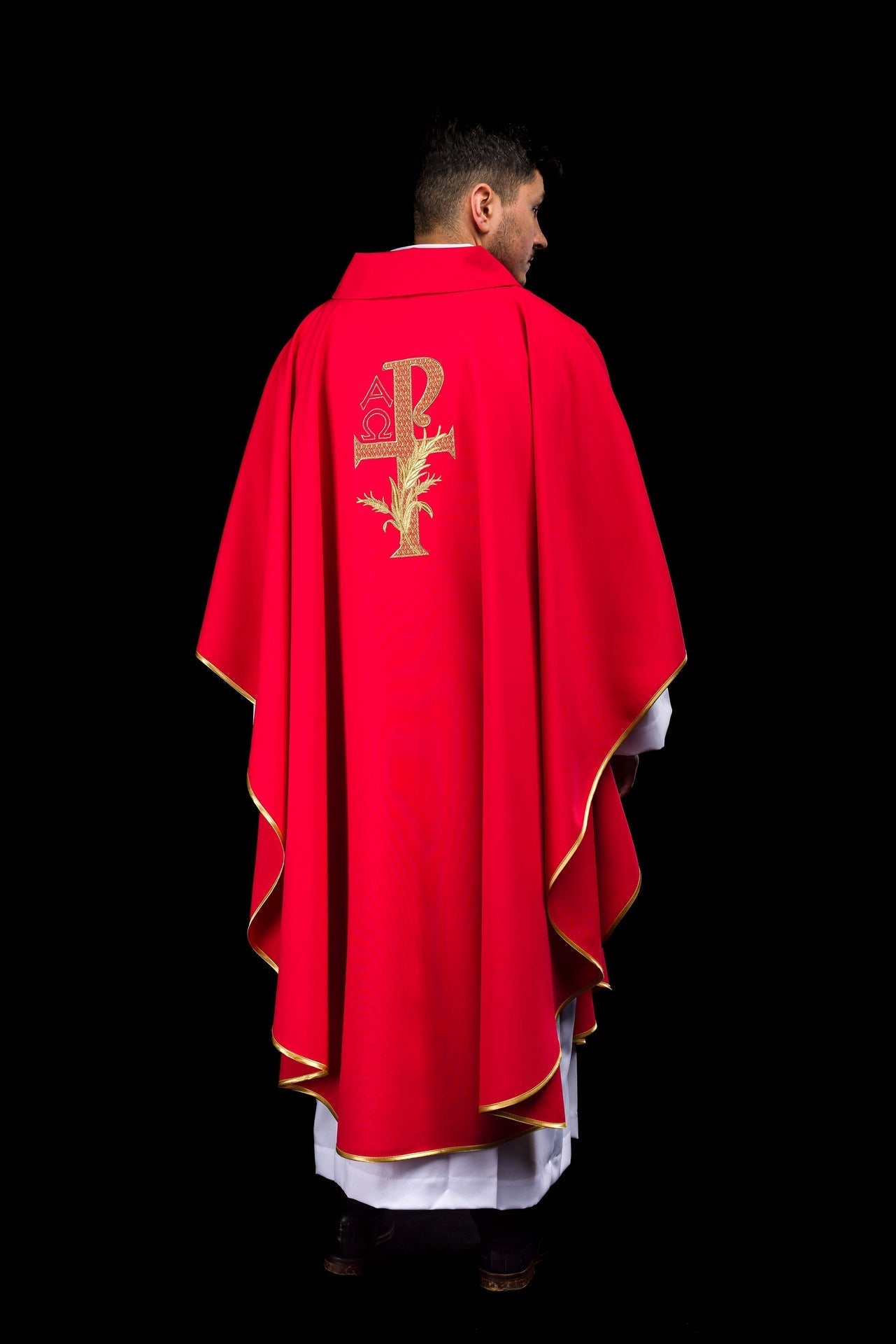 Casulla bordada con el símbolo Alfa y Omega y cuello ancho en color rojo