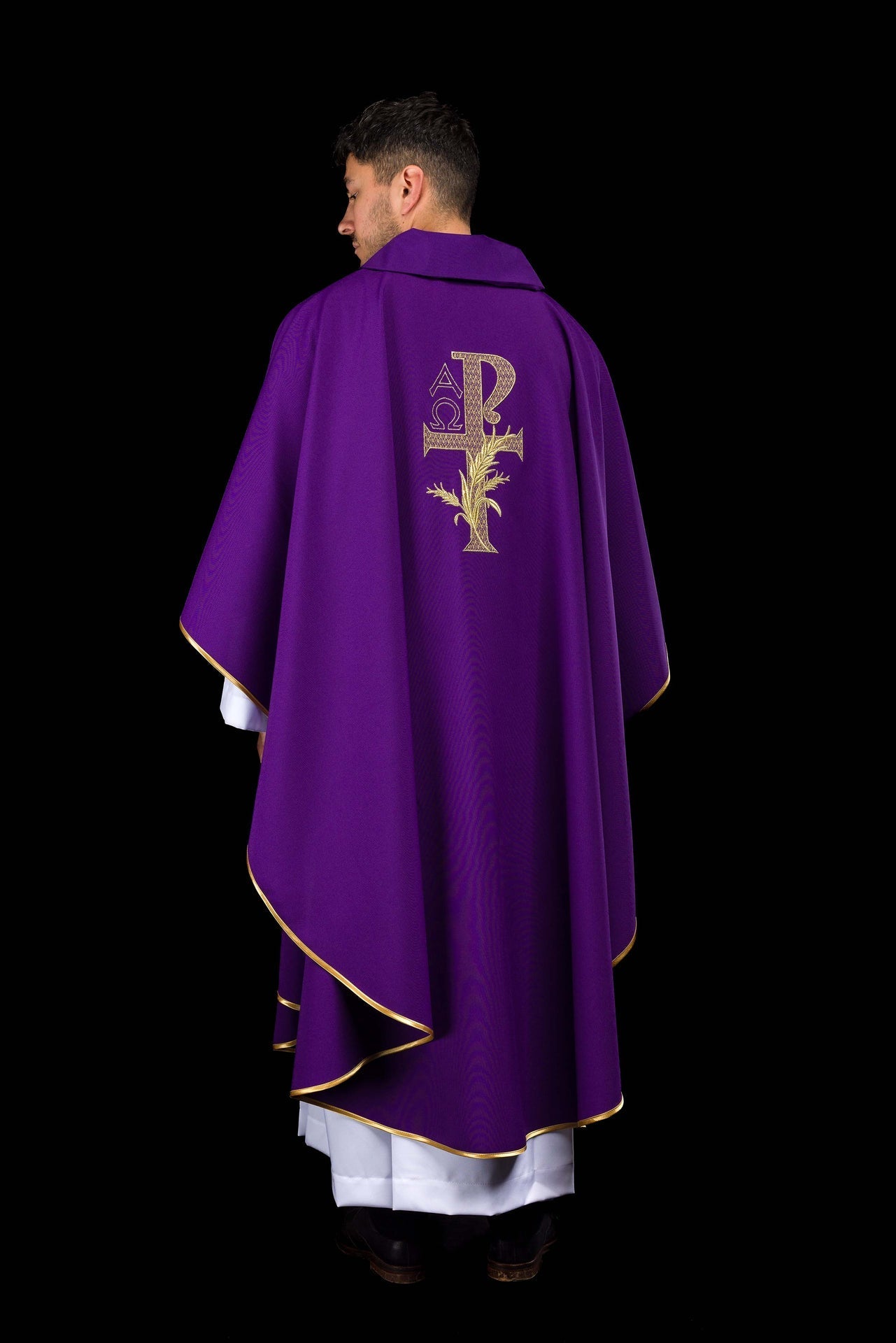 Casulla bordada con el símbolo Alfa y Omega y cuello ancho en color morado